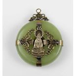 Jade-Anhänger mit Buddhafiguren, China um 1920, runde grüne Jadescheibe mit zentralem Loch,