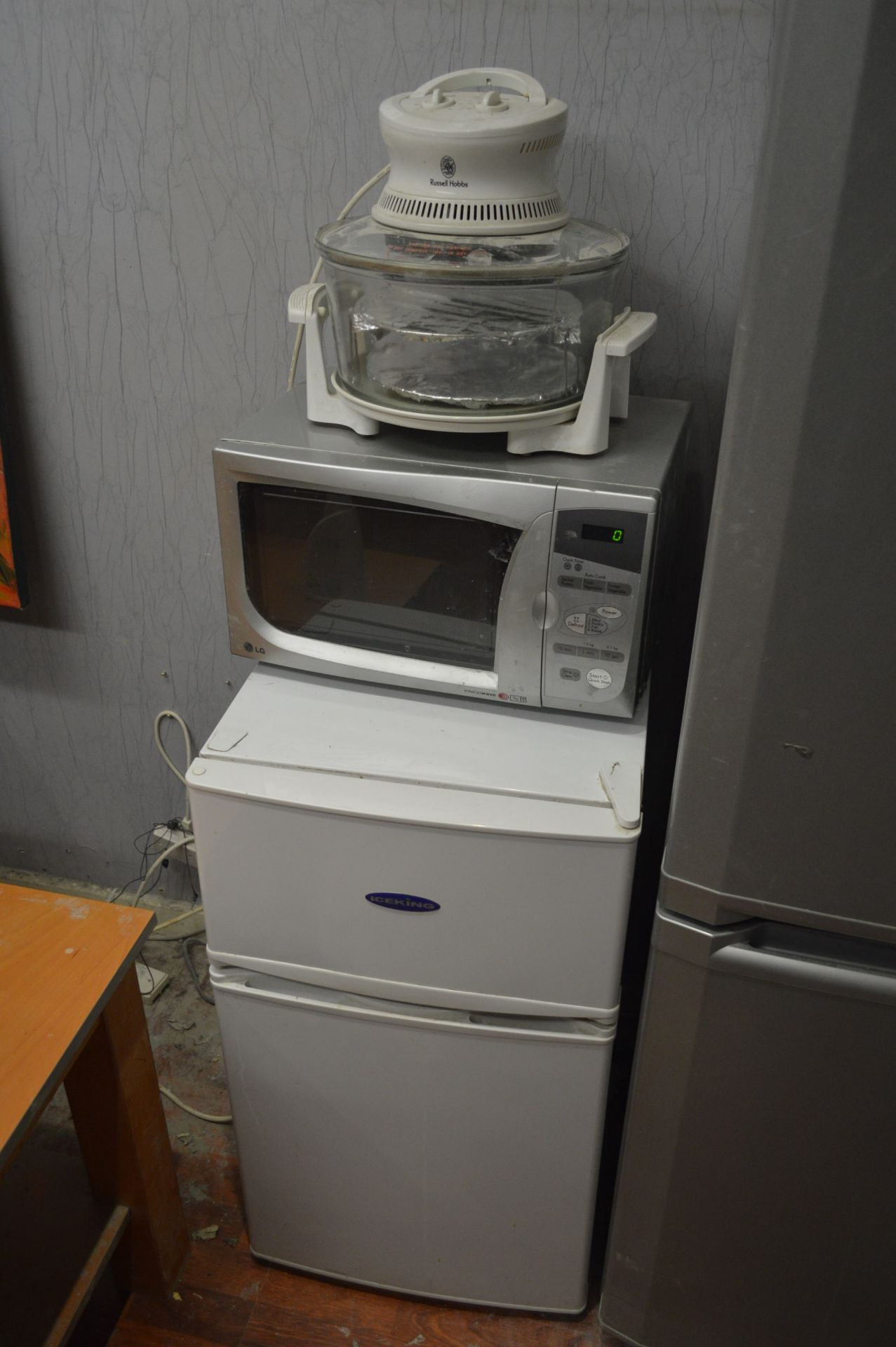 Two Fridge Freezers, Microwave & Cooker (in factory canteen) (lot located at Unit 3 Glover Centre, - Image 2 of 4