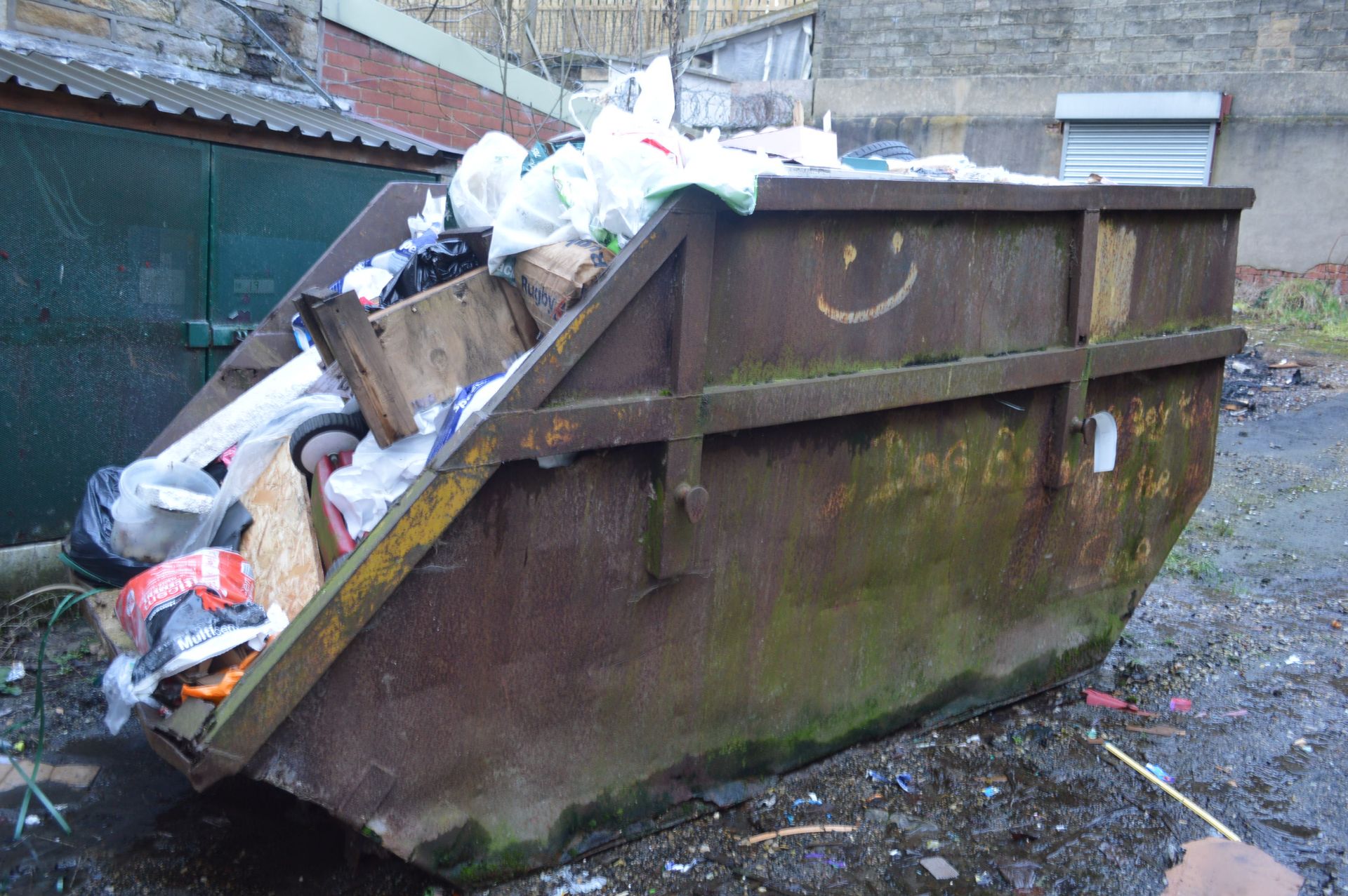 Chain Lift Skip, with contents, approx. 3.8m long(lot located at Vale Mill, Micklehurst Road, - Image 2 of 3