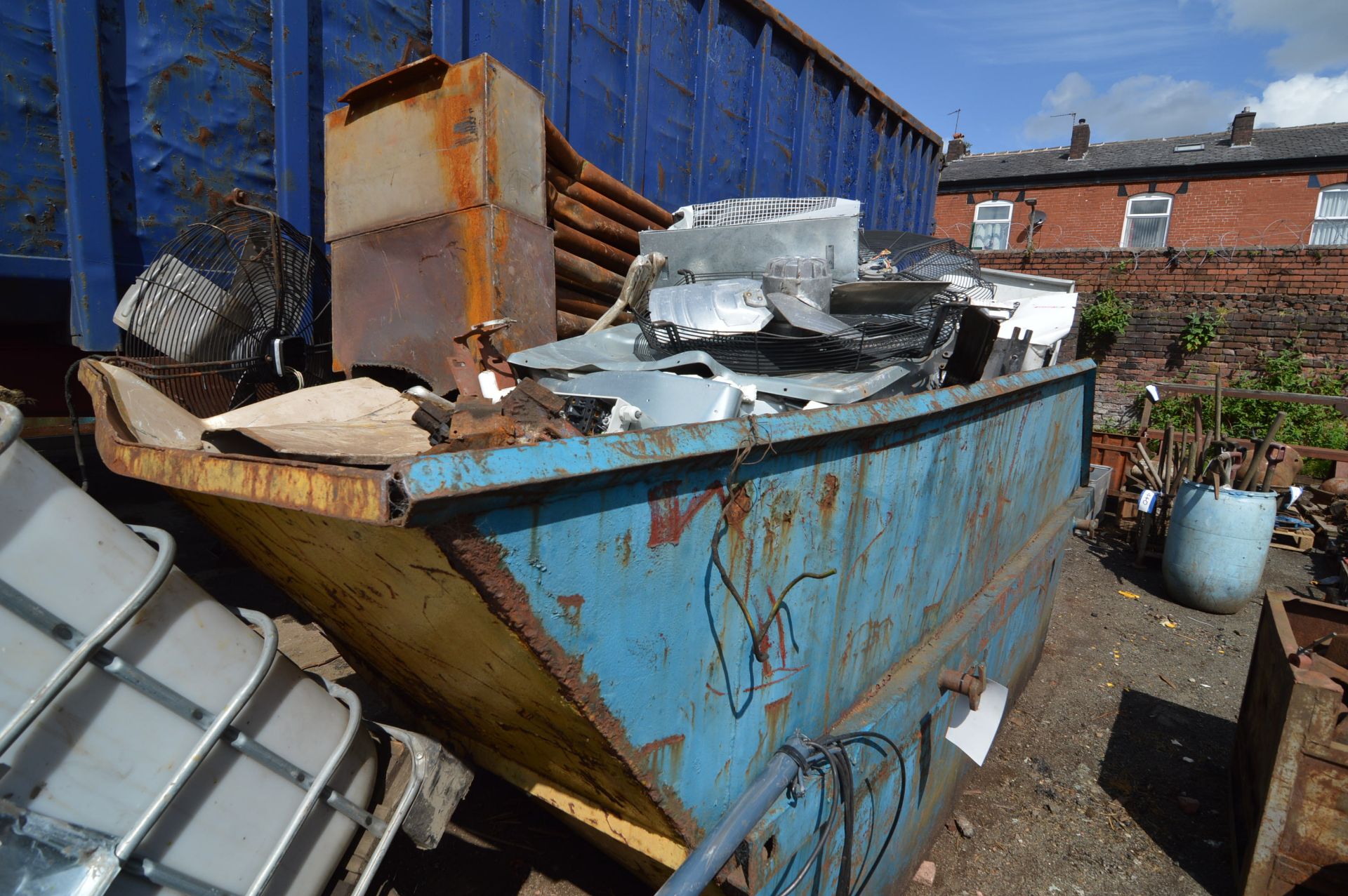 Chain Lift Skip, approx. 3.65m x 1.6m deep with contents comprising mainly stripping scrap - Image 4 of 4