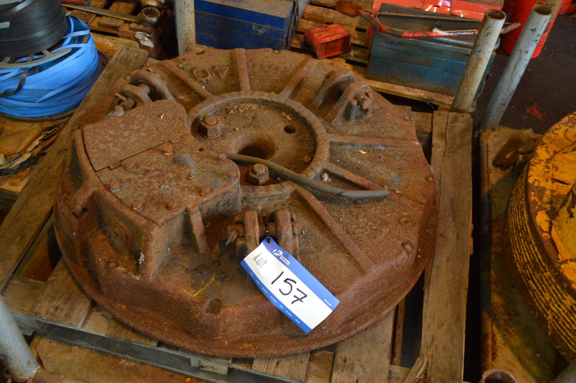 Electro Magnet, approx. 1m dia (tested for continuity) with post pallet