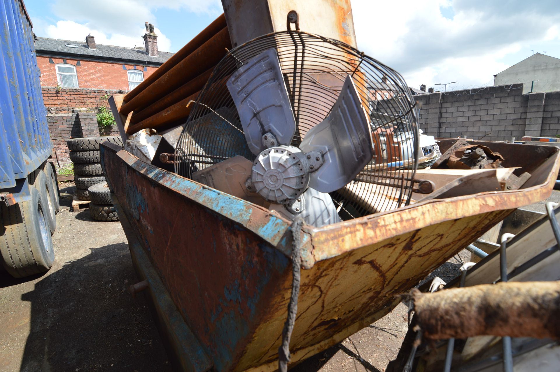 Chain Lift Skip, approx. 3.65m x 1.6m deep with contents comprising mainly stripping scrap - Image 3 of 4