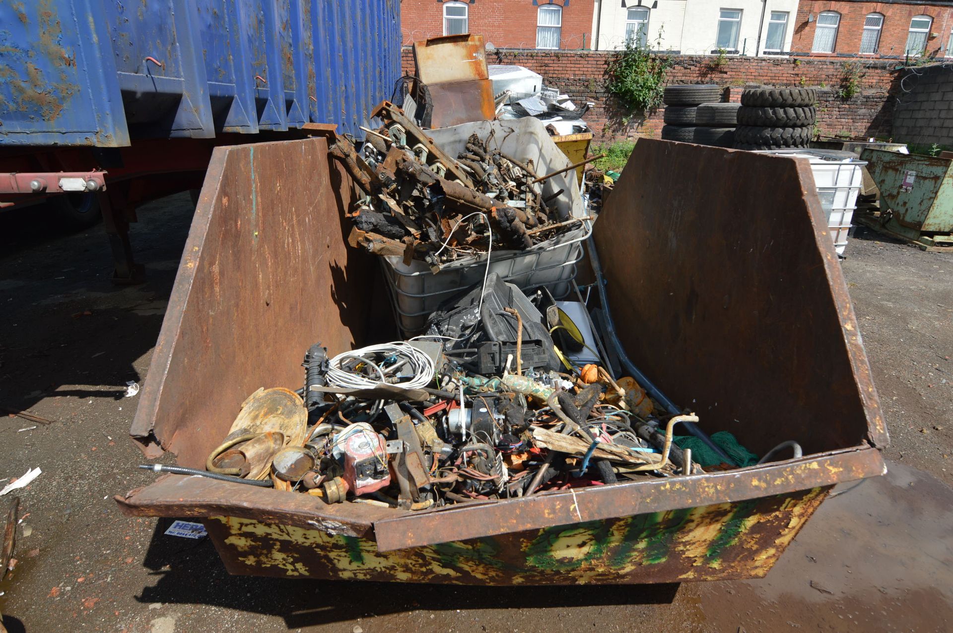 Chain Lift Skip, approx. 3.1m x 1.5m deep, with contents comprising mainly stripping scrap - Image 2 of 2
