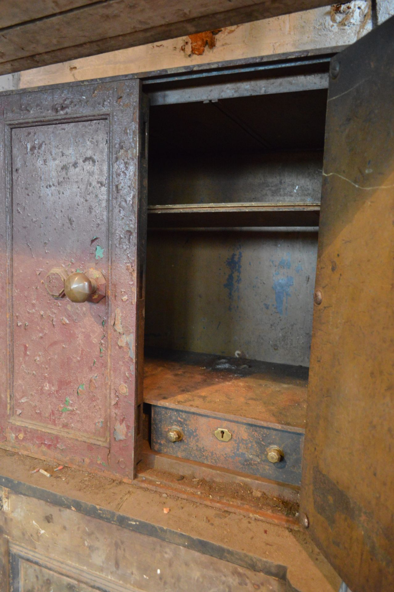 Double Door Steel Safe, approx. 760mm x 520mm x 760mm high (NOTE: NO KEY). (note this item can be - Image 2 of 2