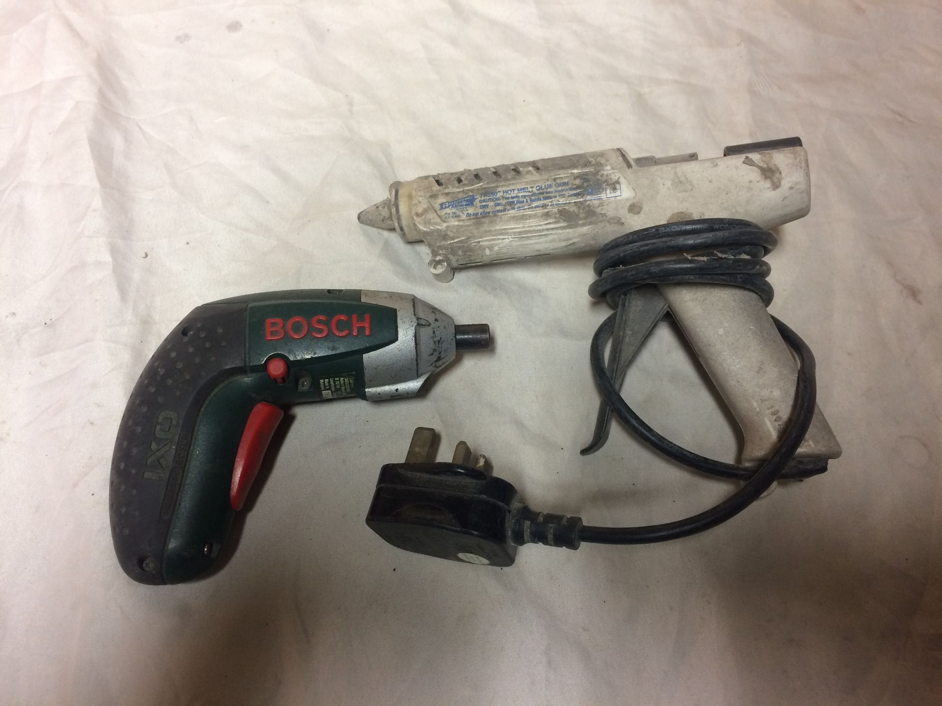 240v Electric Glue Gun & Bosch Cordless Screwdrive