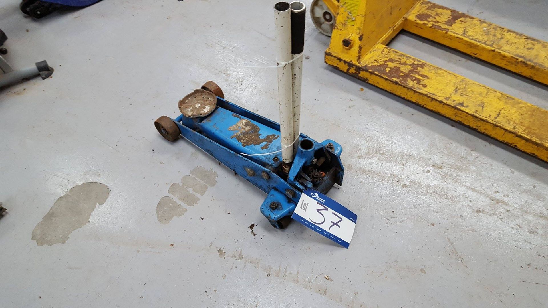 Two Tonne Hydraulic Trolley Jack (Requires Attenti