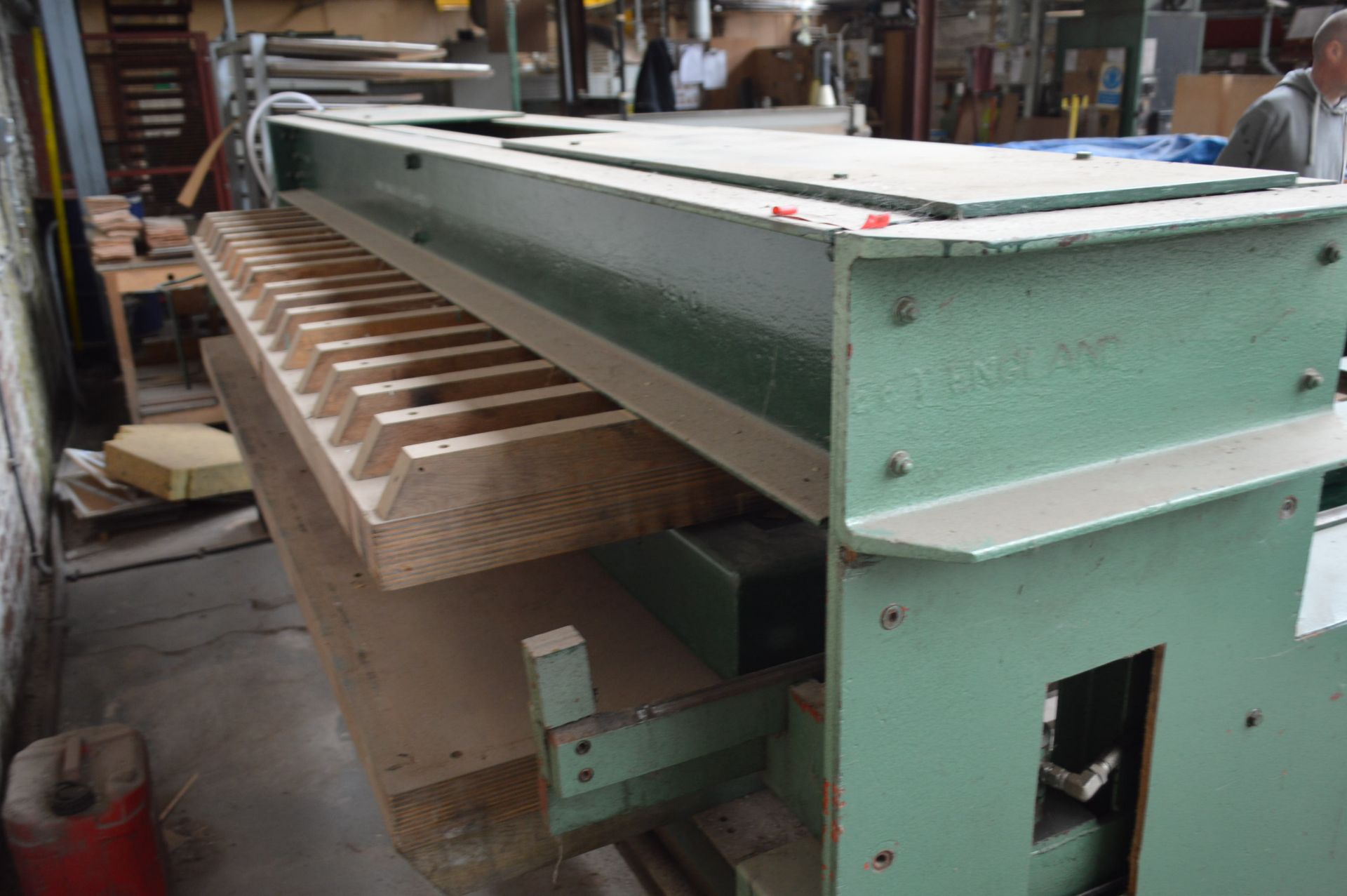 SLIDING TABLE HYDRAULIC VENEER CLICKING PRESS, with two tables each approx. 2.6m x 1.25m - Image 4 of 6