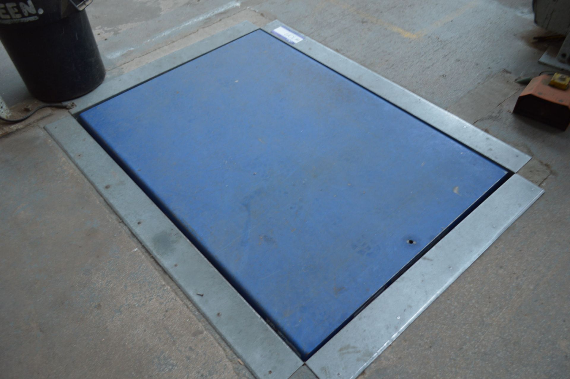 Scissor Lift Platform, approx. 1.7m x 1.2m. Please note – a nominal contribution of £75 + VAT will - Image 2 of 3
