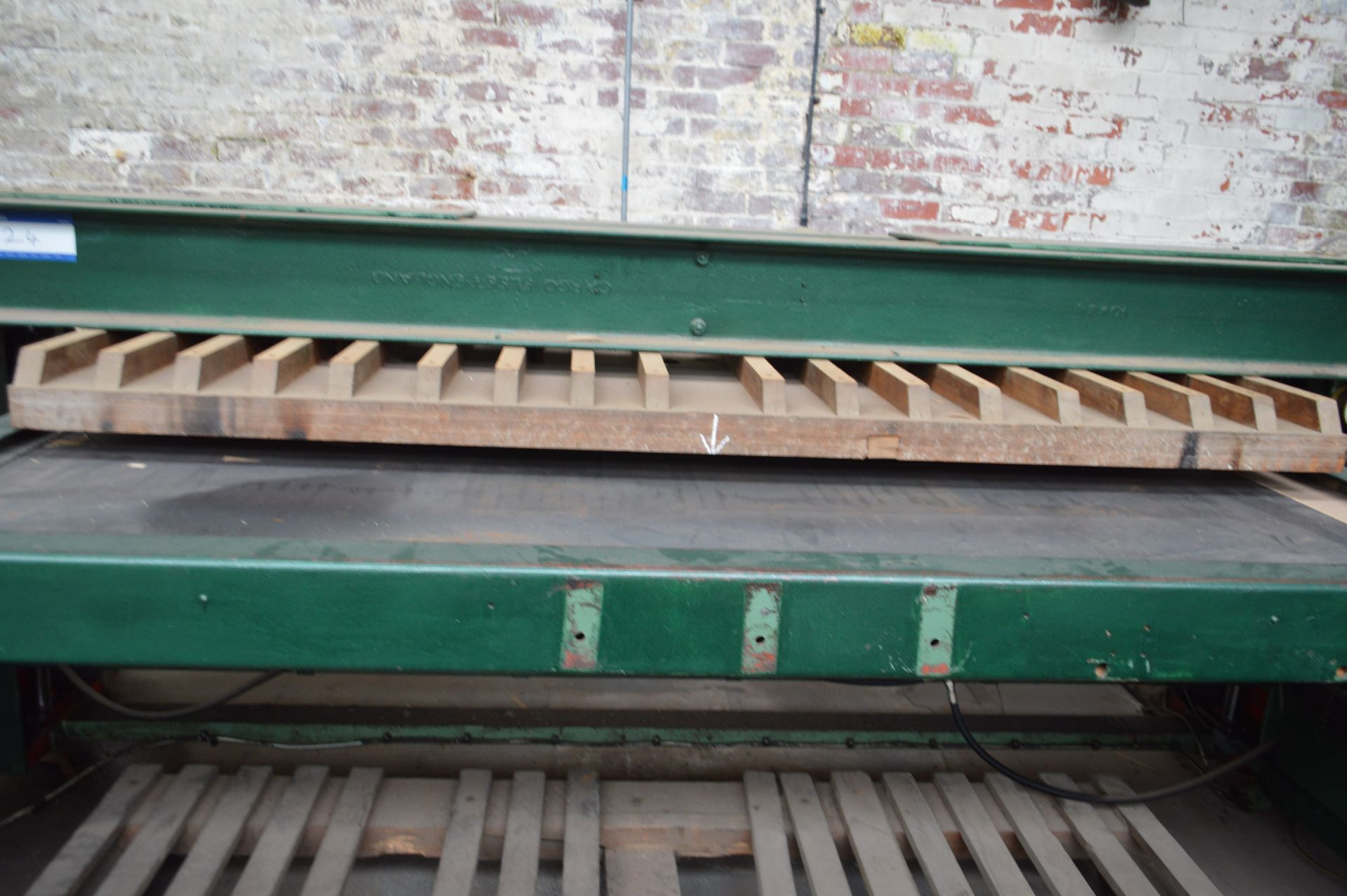 SLIDING TABLE HYDRAULIC VENEER CLICKING PRESS, with two tables each approx. 2.6m x 1.25m - Image 5 of 6