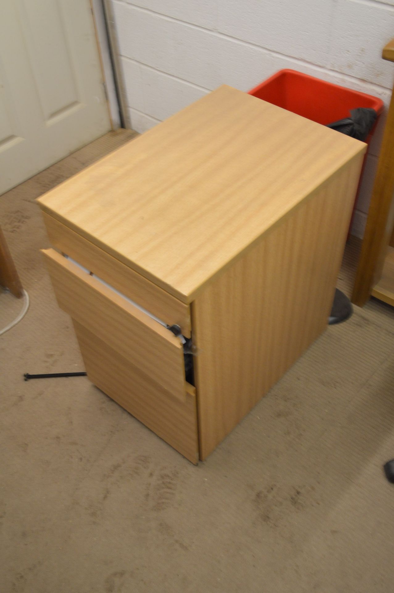 Residual Loose Contents of Office, including chair, drawer pedestal and side table, (excluding - Bild 2 aus 4