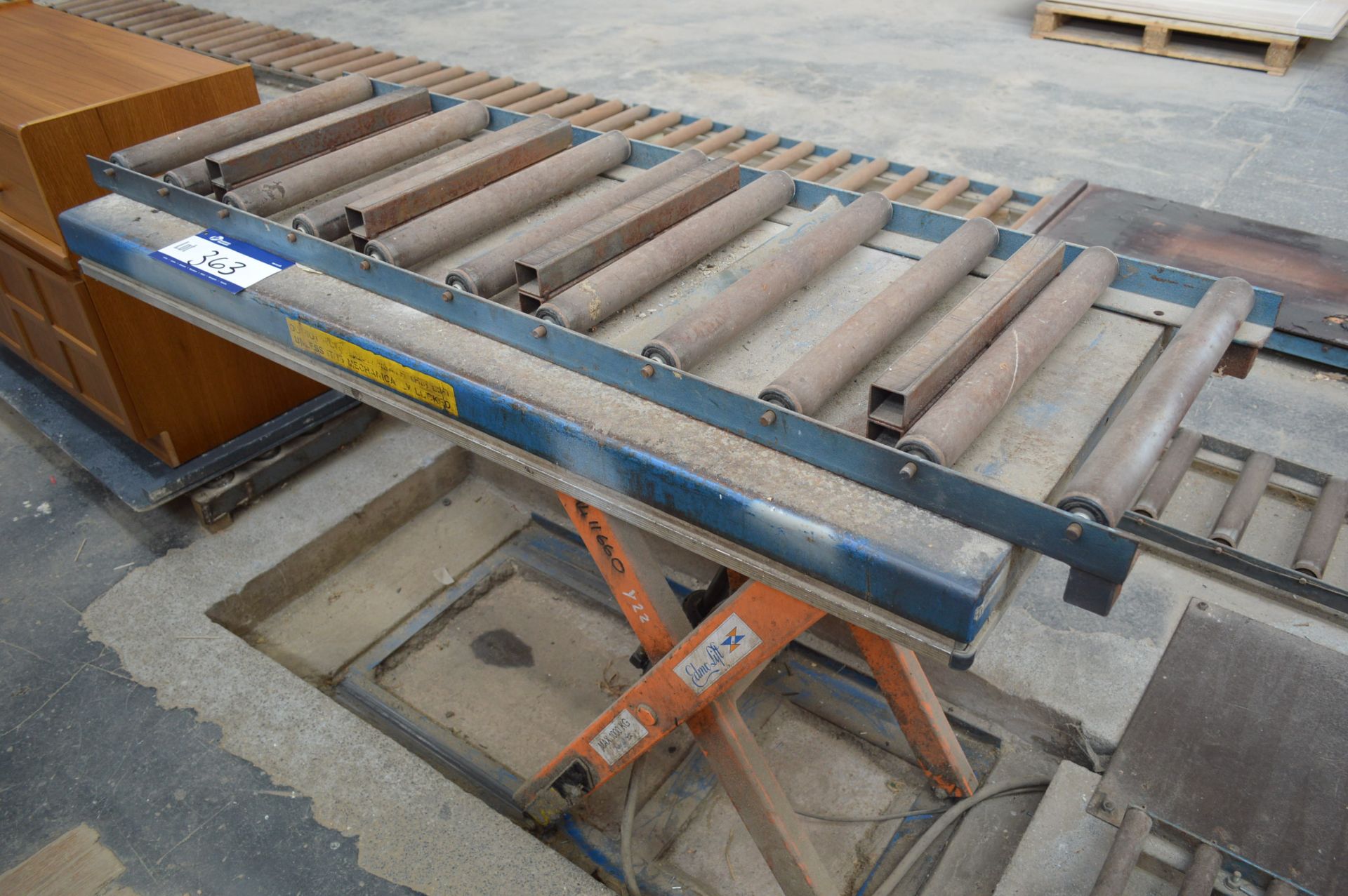 Edmo 1000kg cap. Scissor Lift Table, approx. 1.5m x 700mm, with 450mm wide roller conveyor. Please - Image 2 of 2