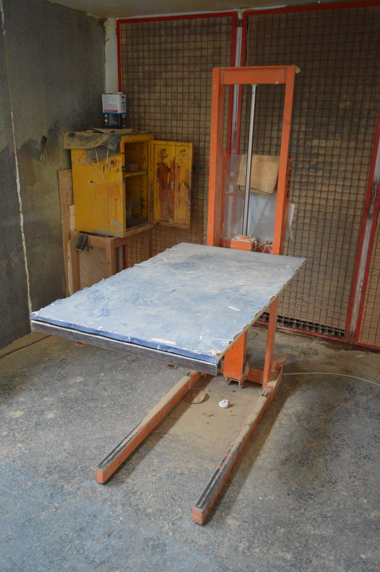 TOBO 500kg cap. Pneumatic Platform Lift, approx. 1.28 x 760mm on platform, 940mm maximum lift