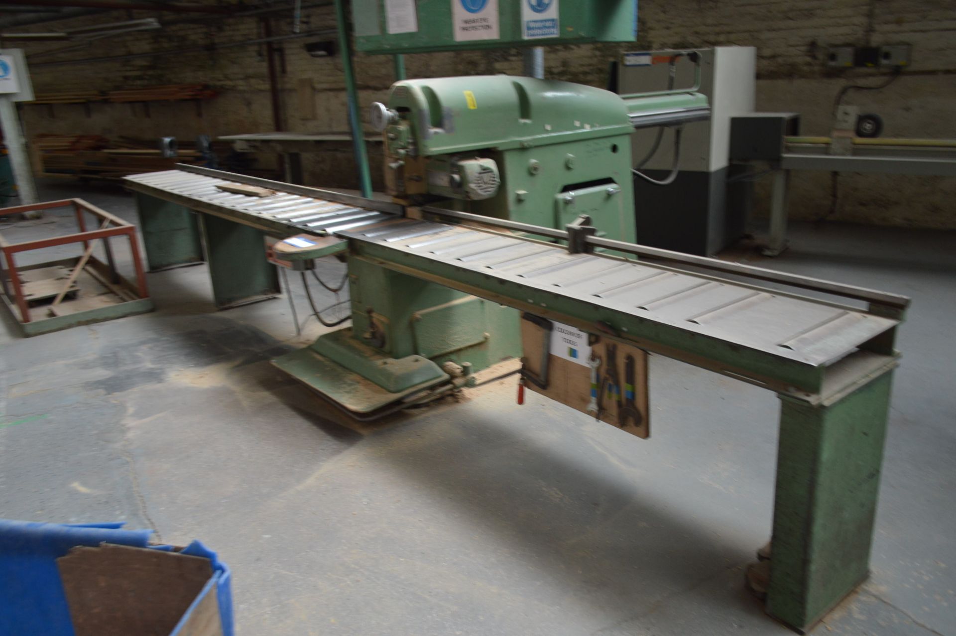 Wadkin CJ4 HYDRAULIC CROSS CUT SAW, serial no. 4046, with flexible ducting, roller infeed & outfeed - Image 2 of 4