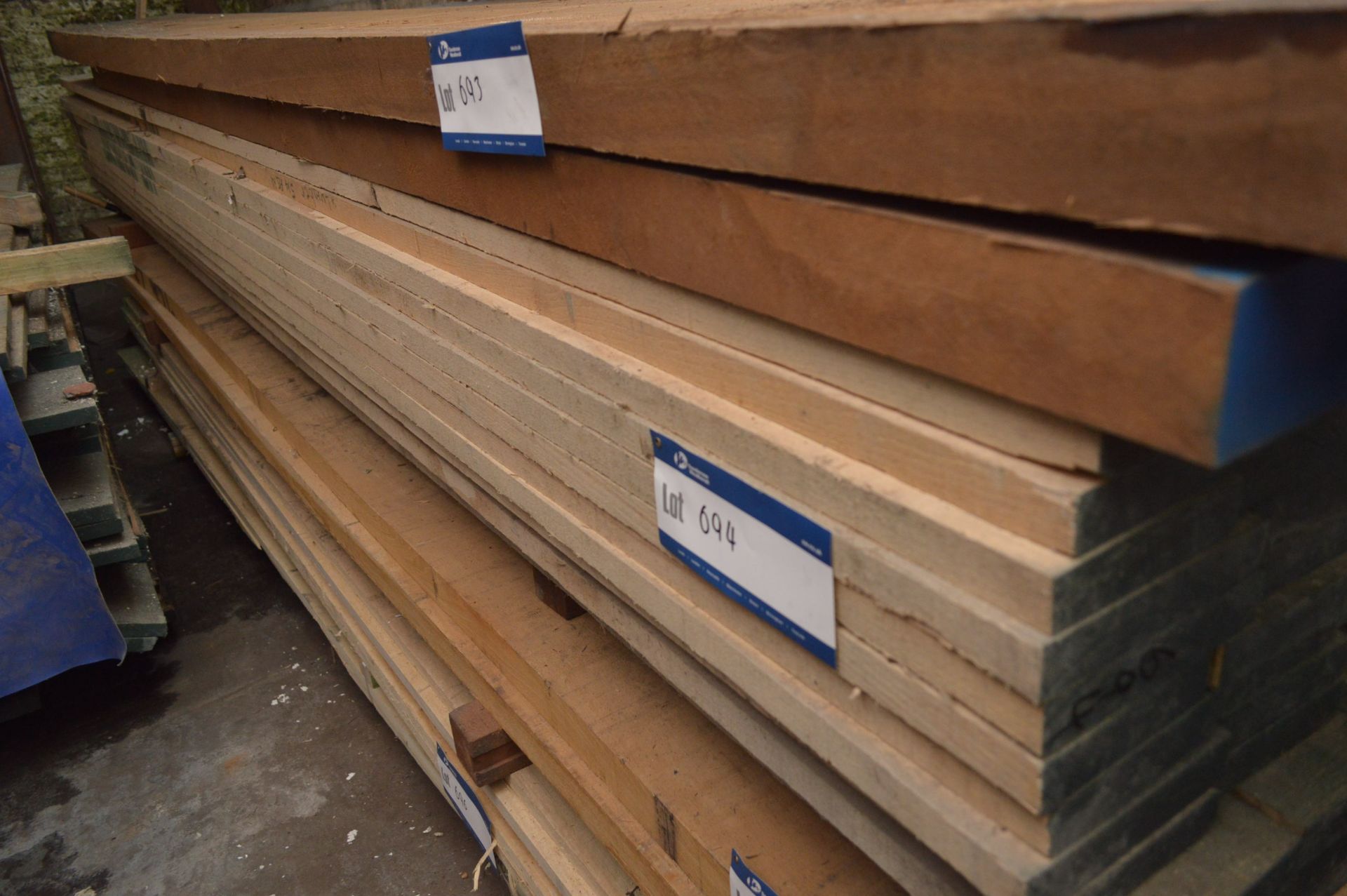 Rough Sawn Timber (understood to be poplar & ash), (top bundle of stack), each length up to, approx. - Bild 2 aus 2
