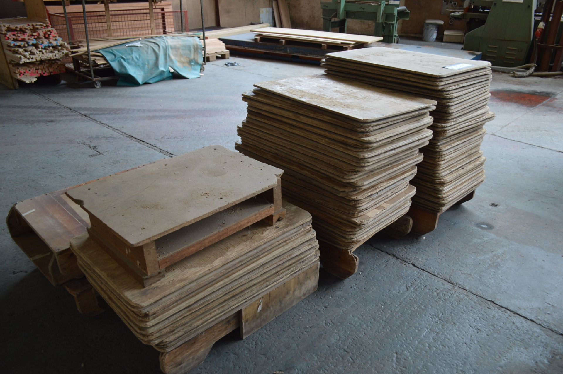 Plywood Boards, as set out in one area, each approx. 890mm x 590mm - Bild 2 aus 2