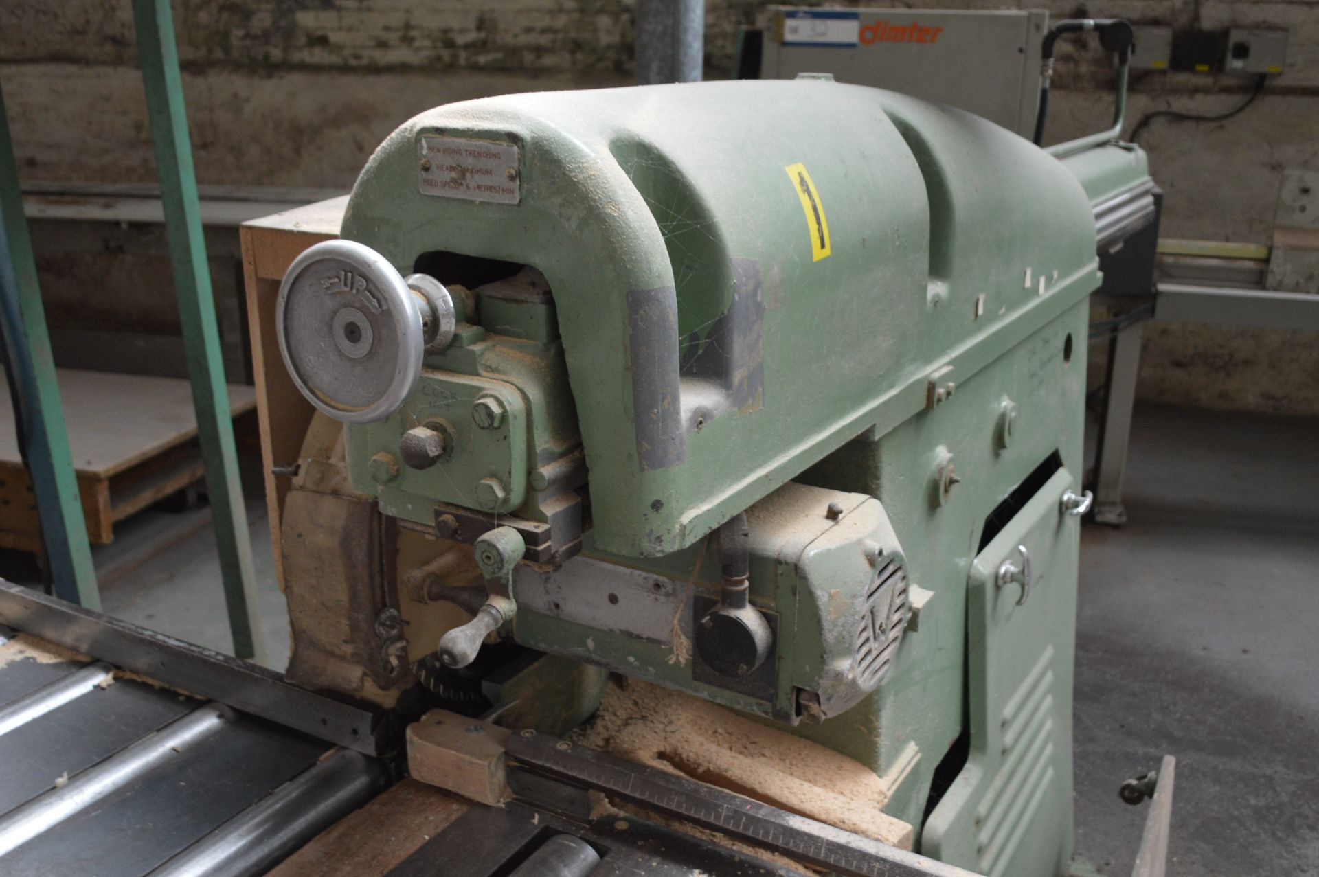 Wadkin CJ4 HYDRAULIC CROSS CUT SAW, serial no. 4046, with flexible ducting, roller infeed & outfeed - Image 4 of 4