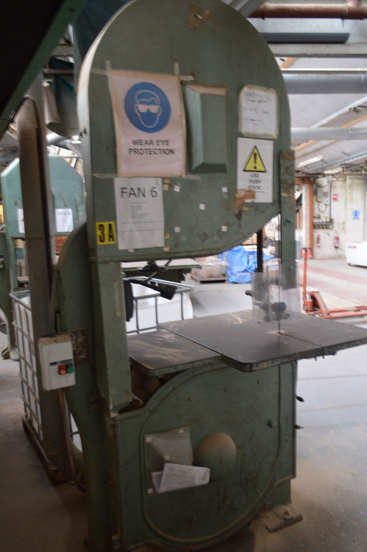 White SH VERTICAL BANDSAW, 850mm deep-in-throat, with immediate ducting only - Image 3 of 6