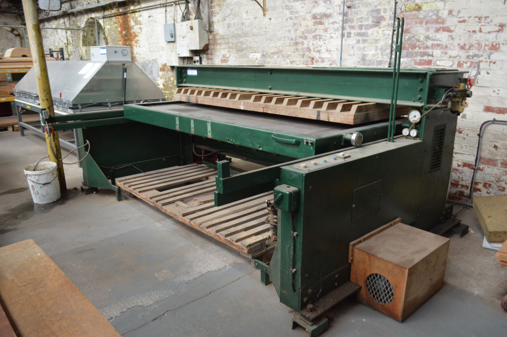 SLIDING TABLE HYDRAULIC VENEER CLICKING PRESS, with two tables each approx. 2.6m x 1.25m - Image 2 of 6