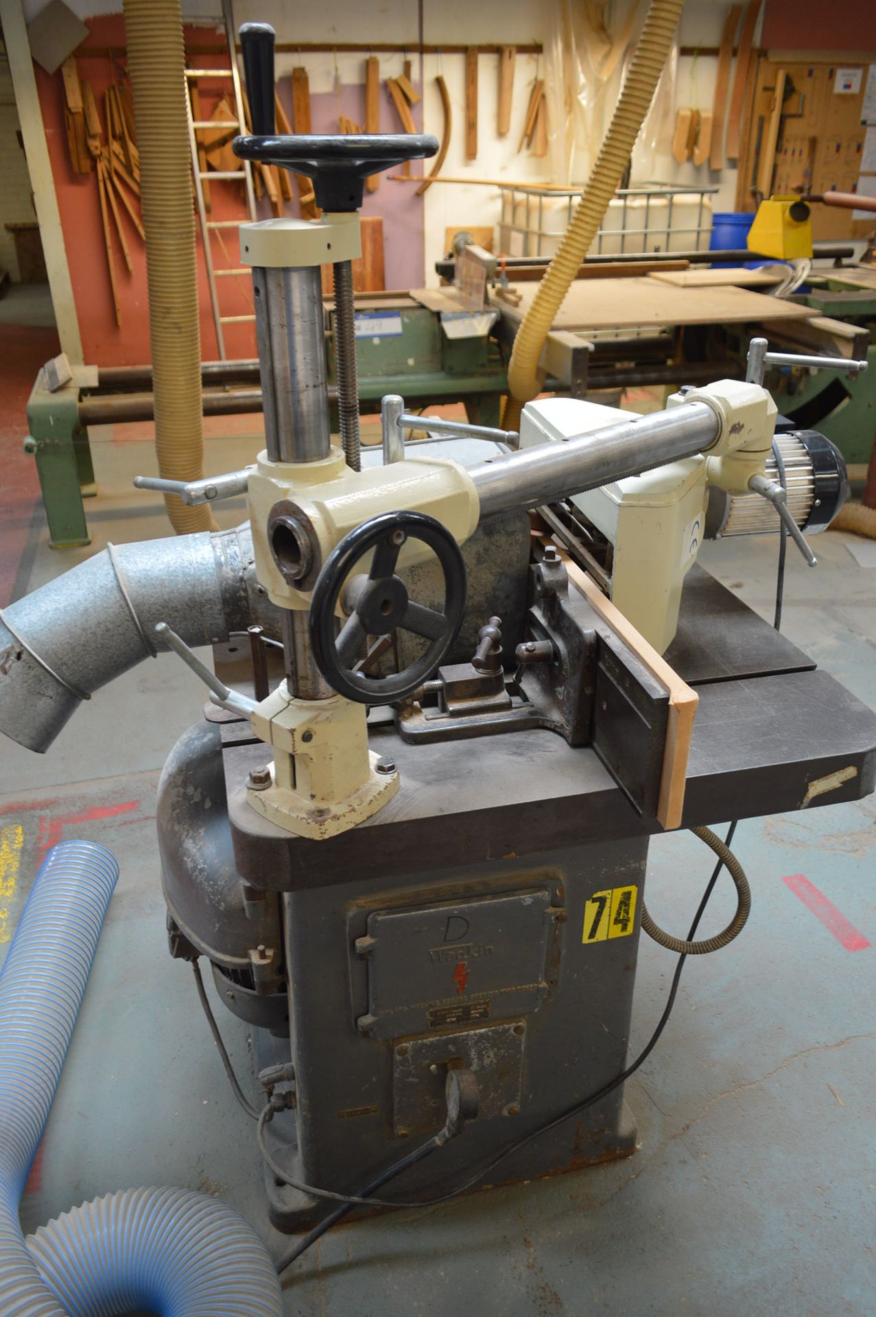 Wadkin EQ VERTICAL SPINDLE MOULDING MACHINE, serial no. 1522, test no. 61738, with power feed - Image 4 of 8