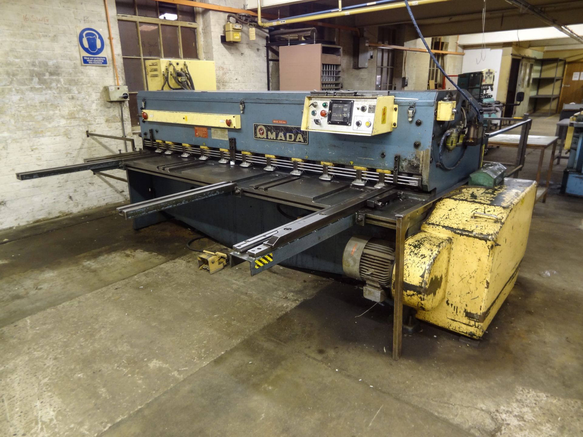 Amada M-2545 GUILLOTINE, serial no. 2501787, 400/230f, 3 phase, with sheet supports. 2.5m cutting