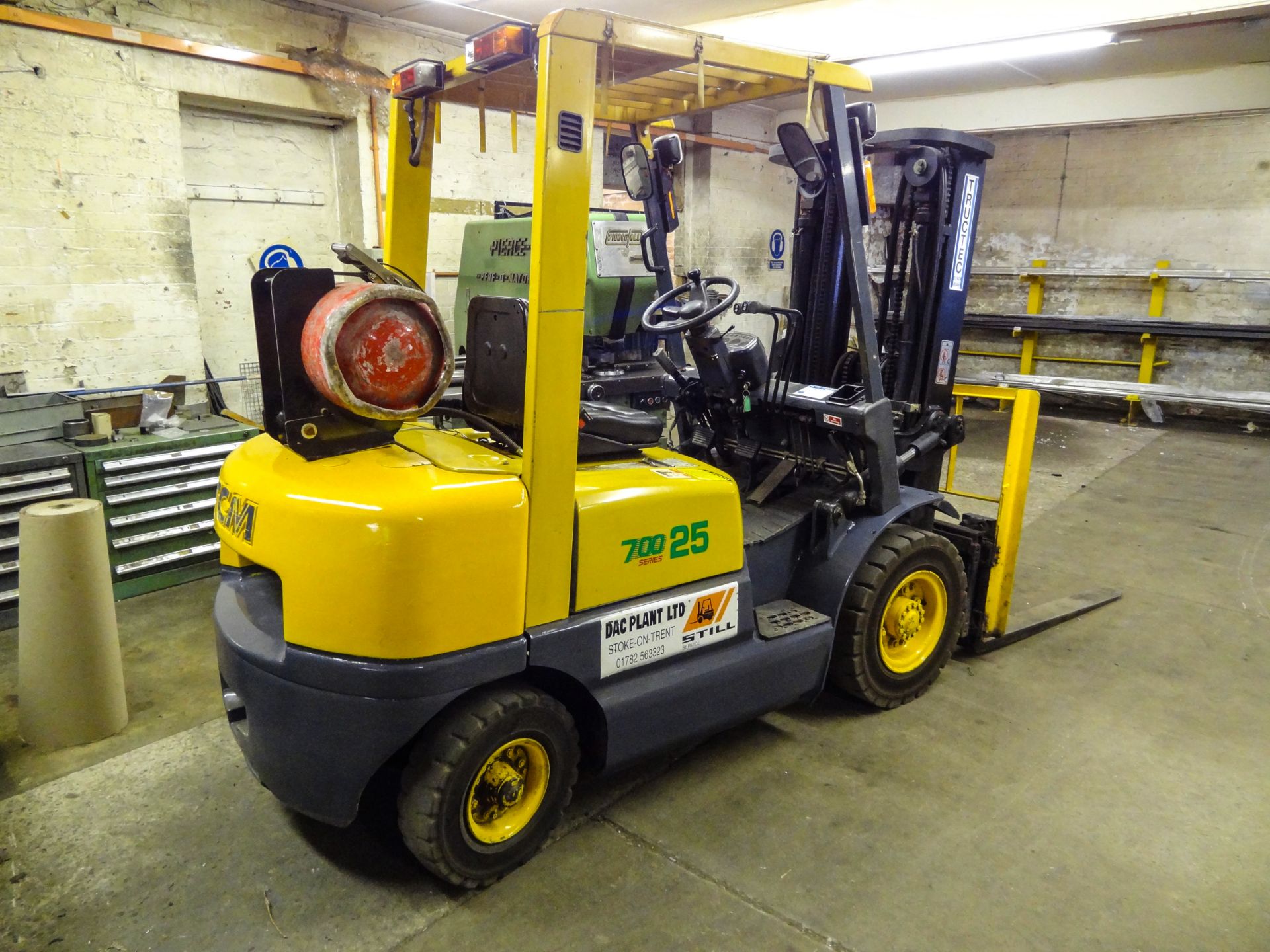 TCM SERIES 700 25 2500kg LPG FORKLIFT TRUCK, year of manufacture 1998, indicated hours 2171 (at time