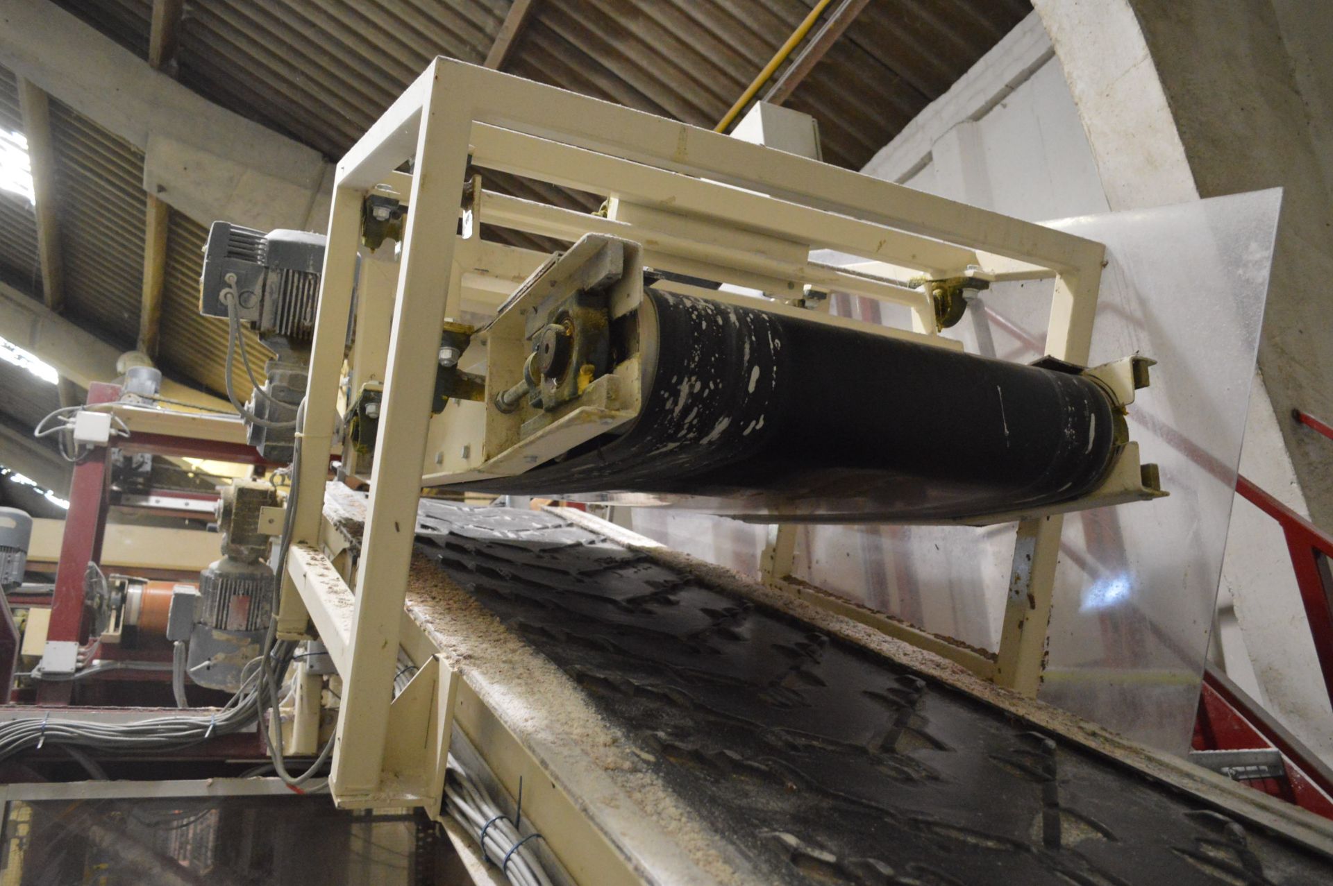 Inclined 700mm Wide Rubber Belt Conveyor, with bag flattener (note - this lot is situated at - Image 2 of 3