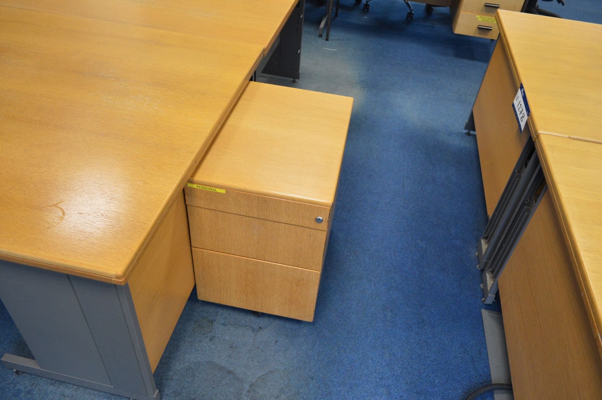 Six Light Oak Veneer Shaped Desks, three drawer un - Bild 2 aus 3