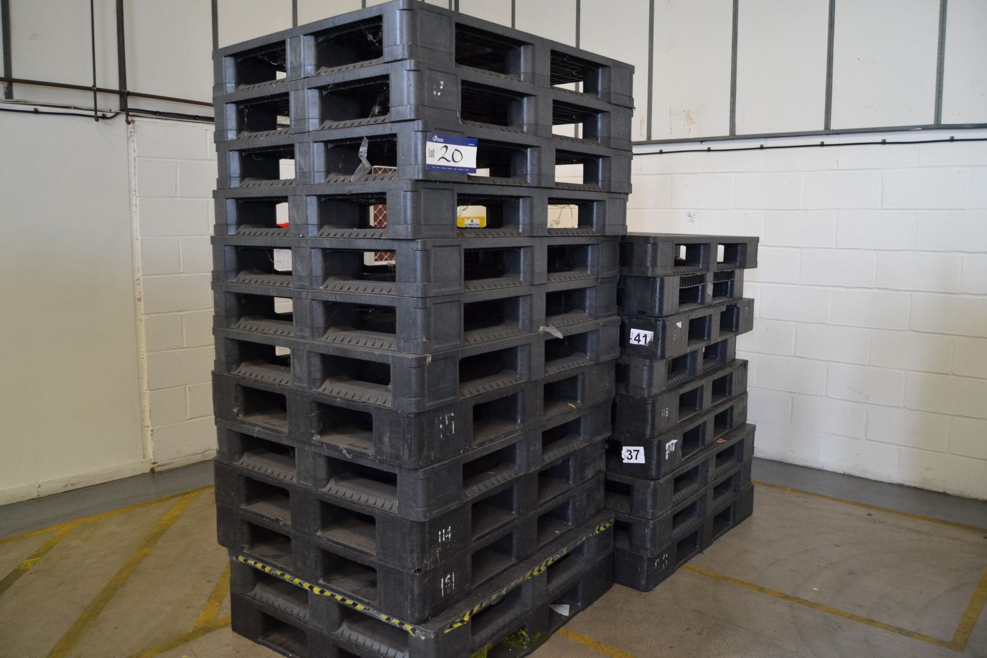 22 Plastic Pallets 1000mm x 1200mm x 170mm