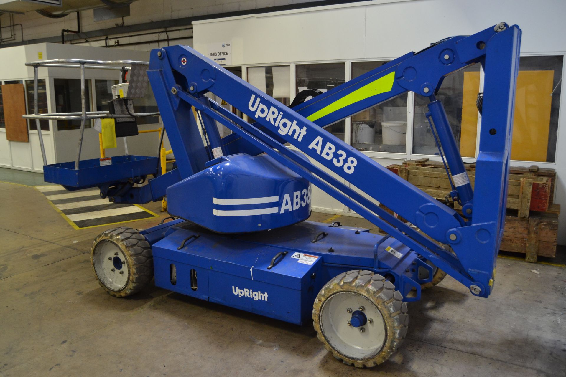 Upright AB38 360o Electric Boom Lift, serial no. 2 - Bild 2 aus 3