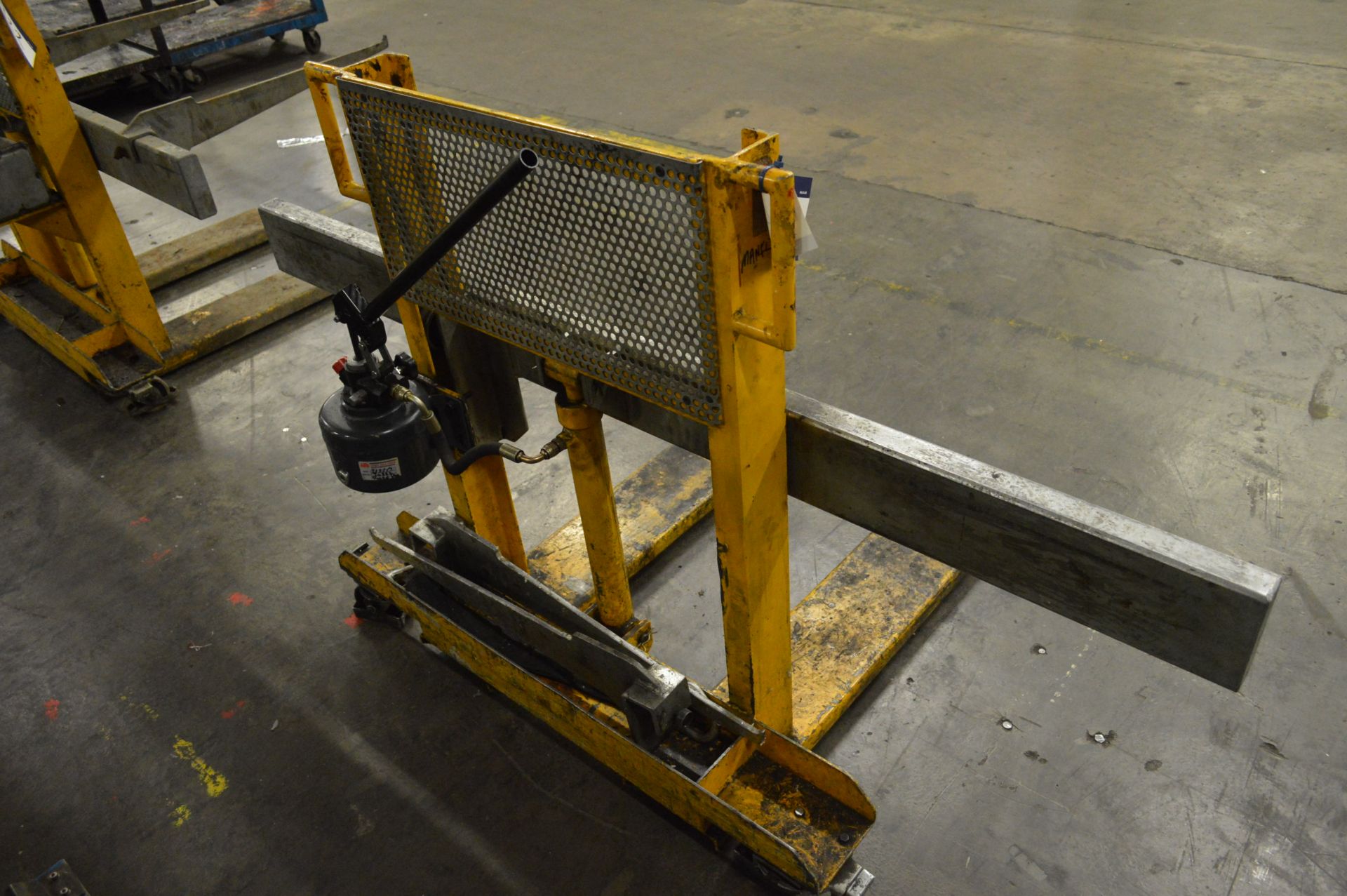 Manual Hydraulic Reel Lift Truck - Image 2 of 2