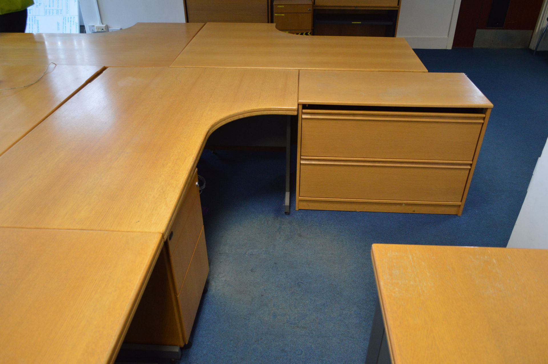 Six Light Oak Veneer Shaped Desks, three drawer un - Bild 3 aus 3