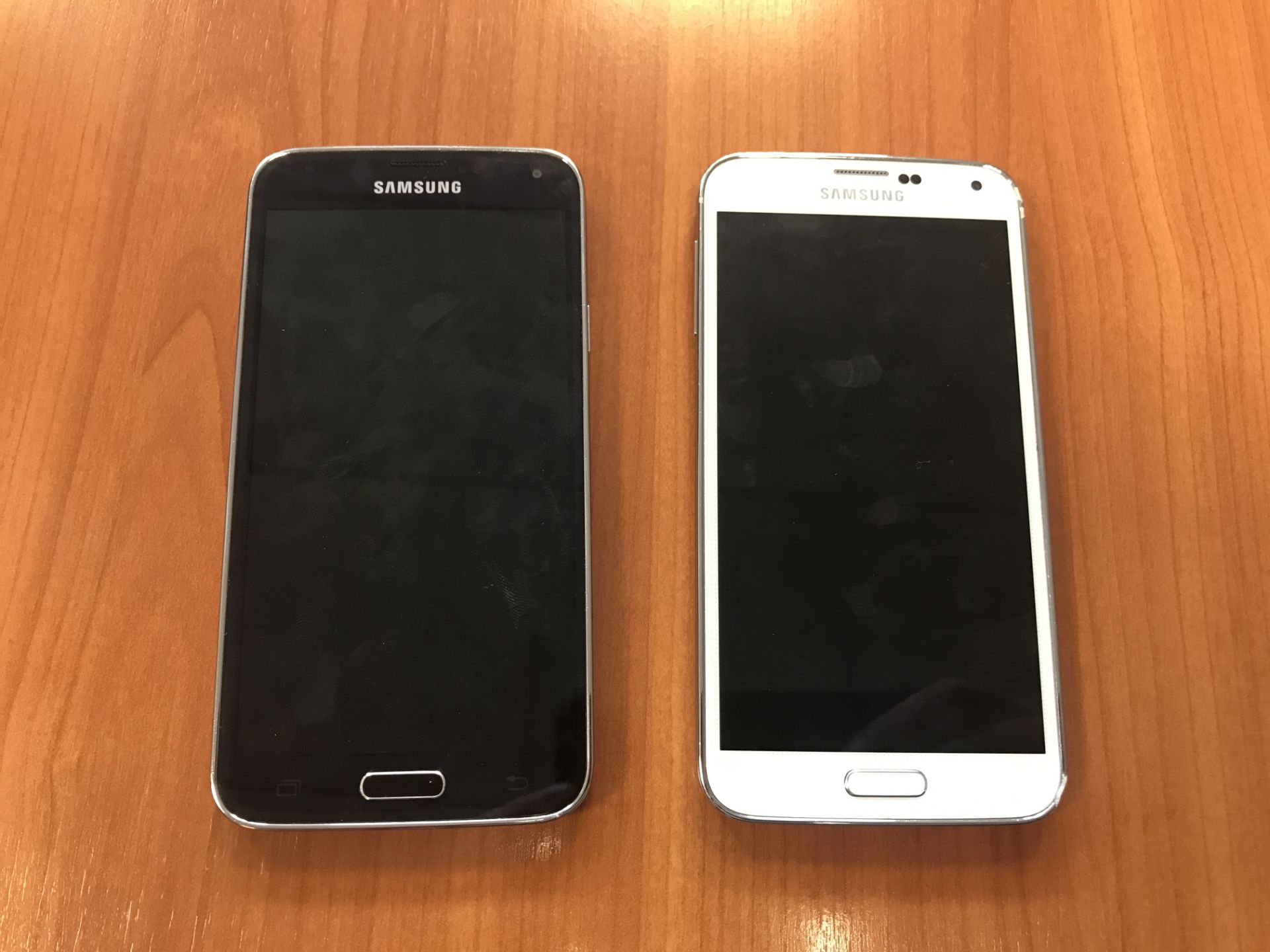 2 x Samsung SM-G900F Mobile Phones, One Phone Dama