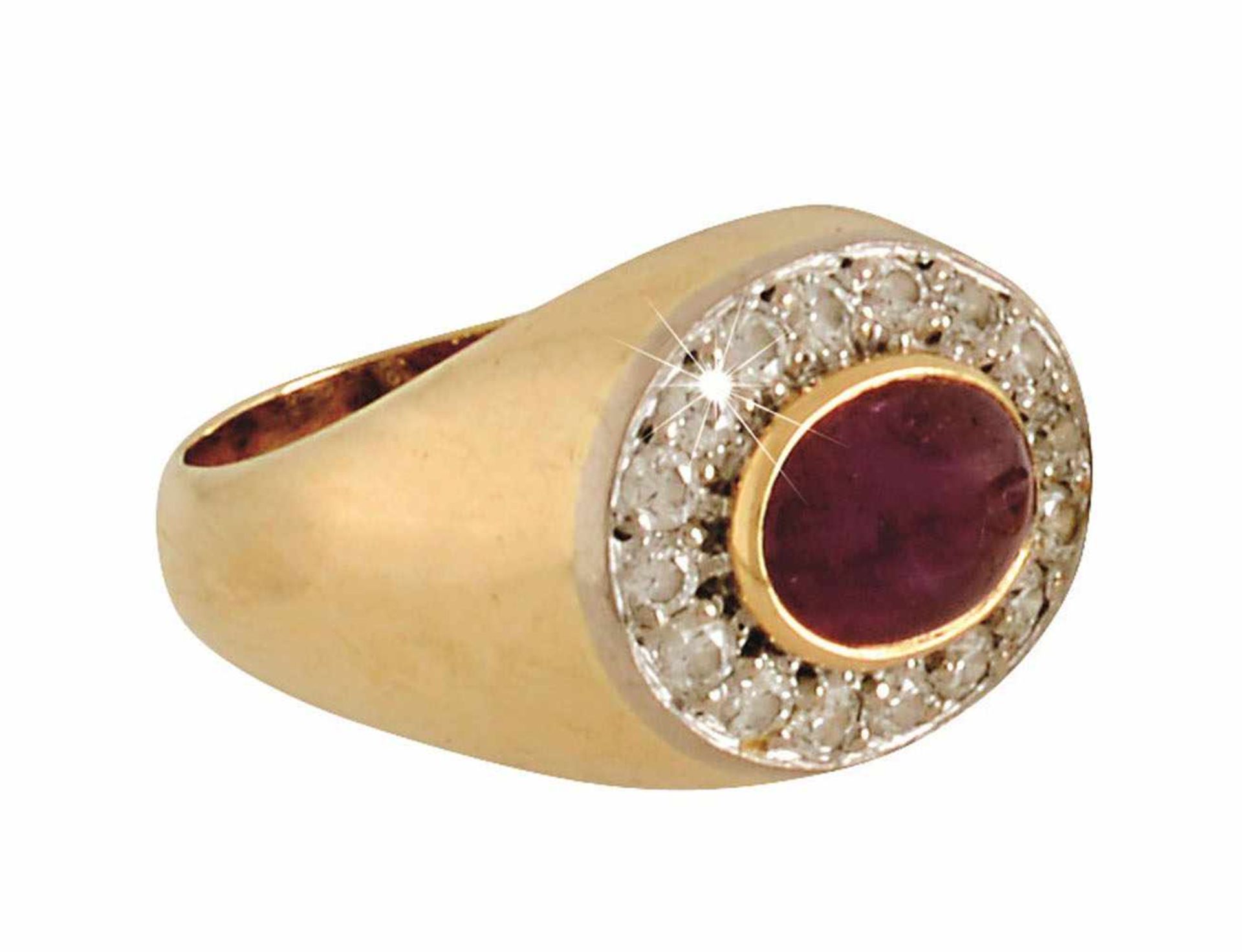 Bandring 18 K GG, Marke (750). Besetzt mit einem querovalen Sternrubin Cabochon, ca. 1 ct.,