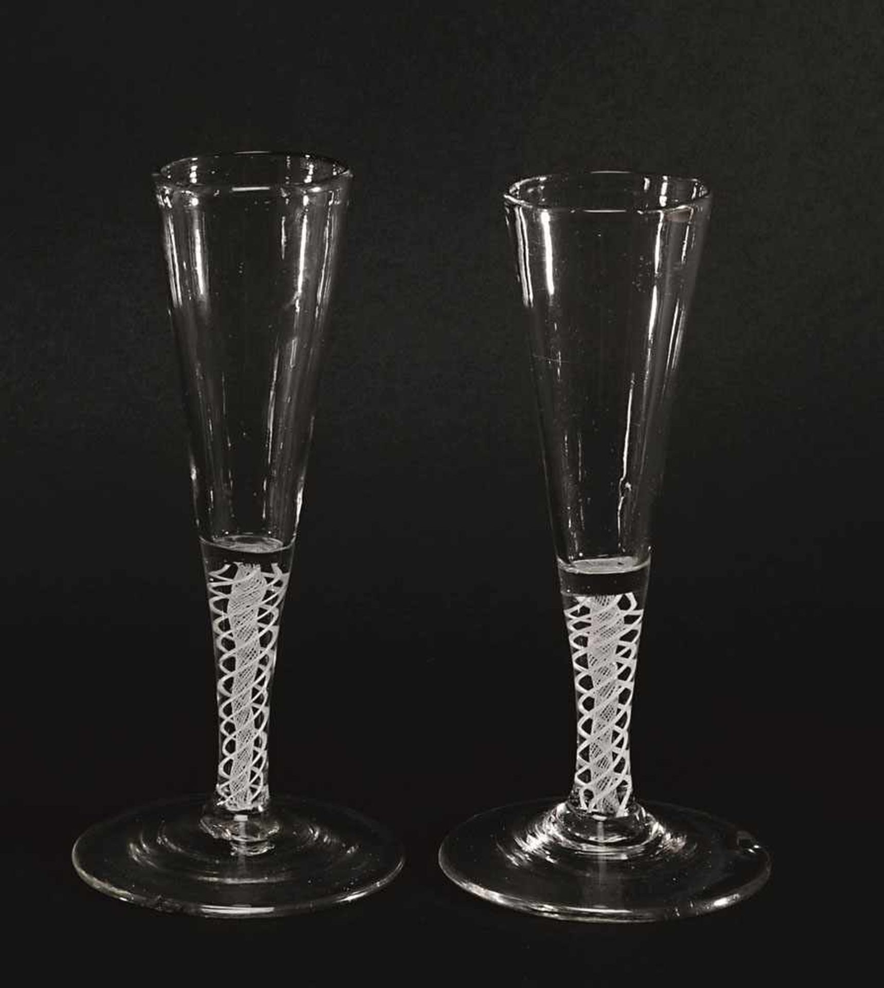 Zwei Fadengläser Norddeutsch, 18. Jh. Farbloses Glas mit Abriss. Konischer Kelch, in den Schaft