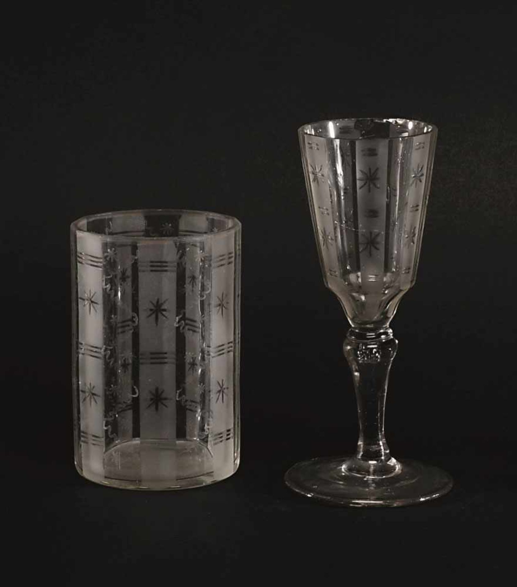 Becher und Süßweinglas Böhmen, 19. Jh. Farbloses Glas. Facettiert, jede zweite Facette mattiert