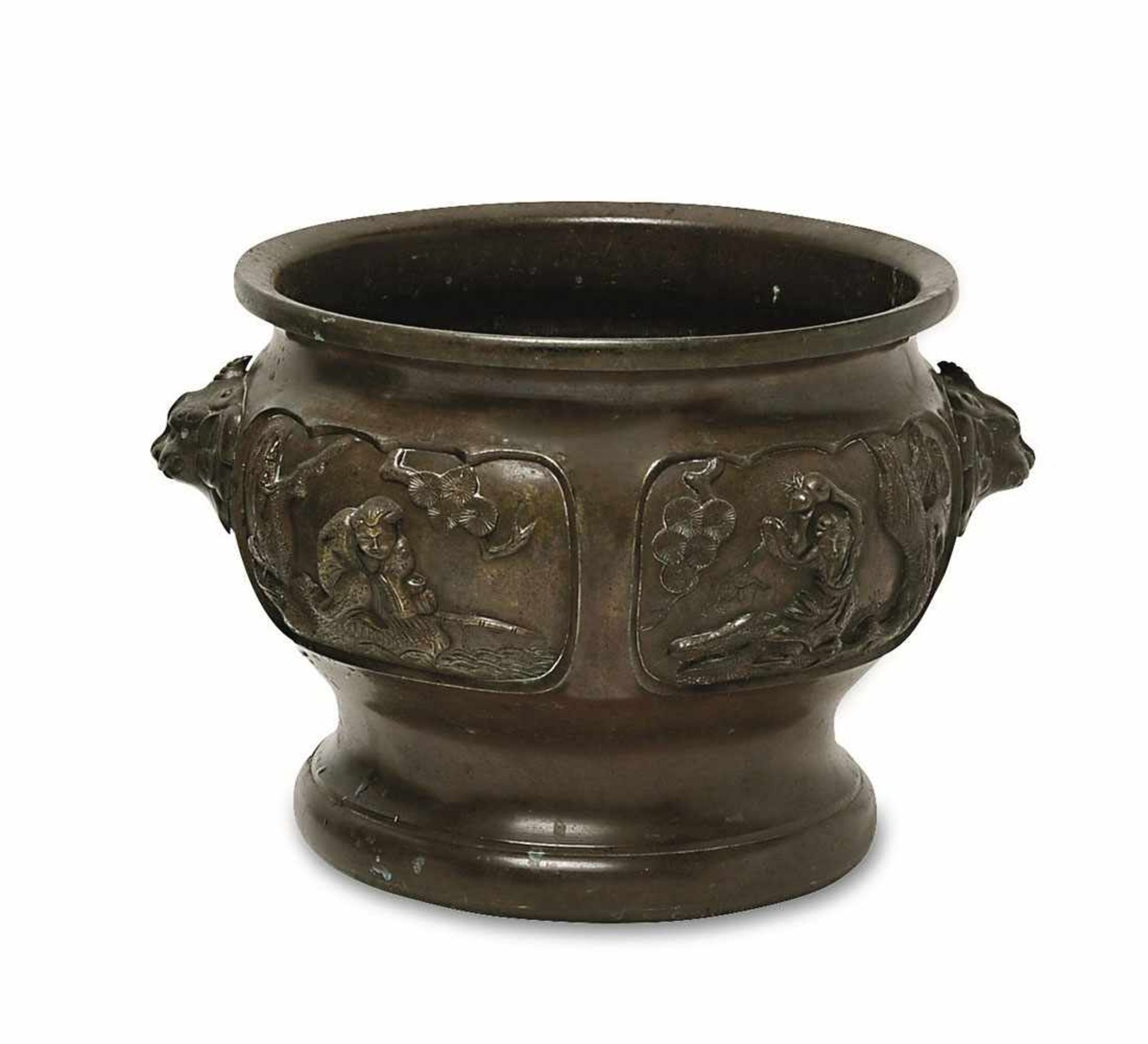 Cachepot China Bronze, braun patiniert. Reliefkartuschen mit figürlichem Dekor. Zwei Griffe in