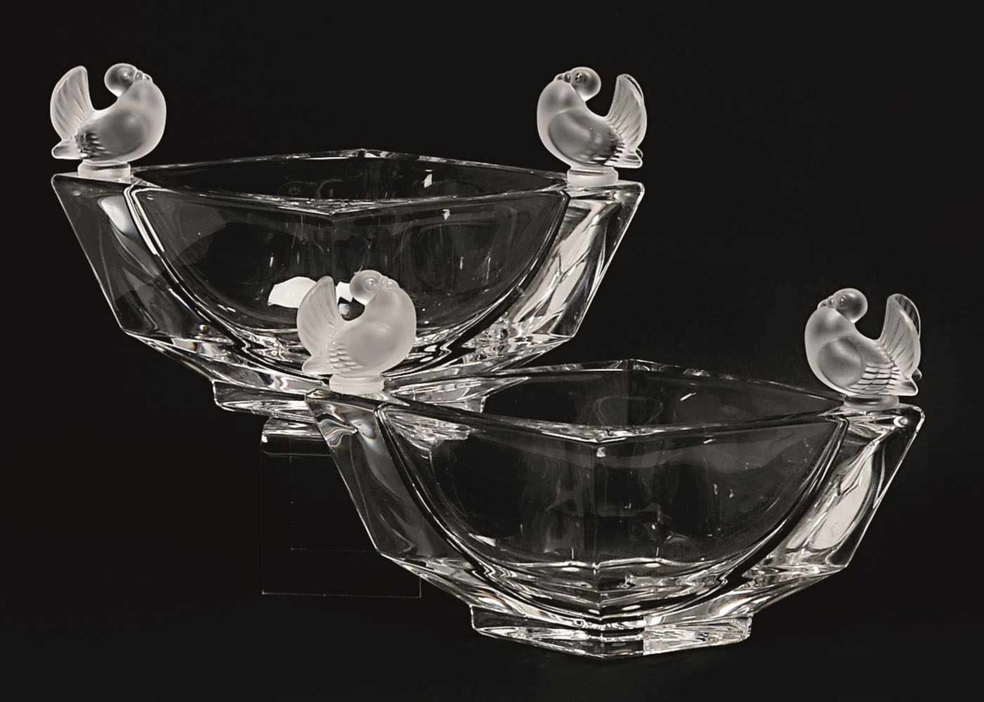 Ein Paar Schalen Cristal Sèvres France Farbloses Pressglas. Rautenförmige Schalen mit zwei