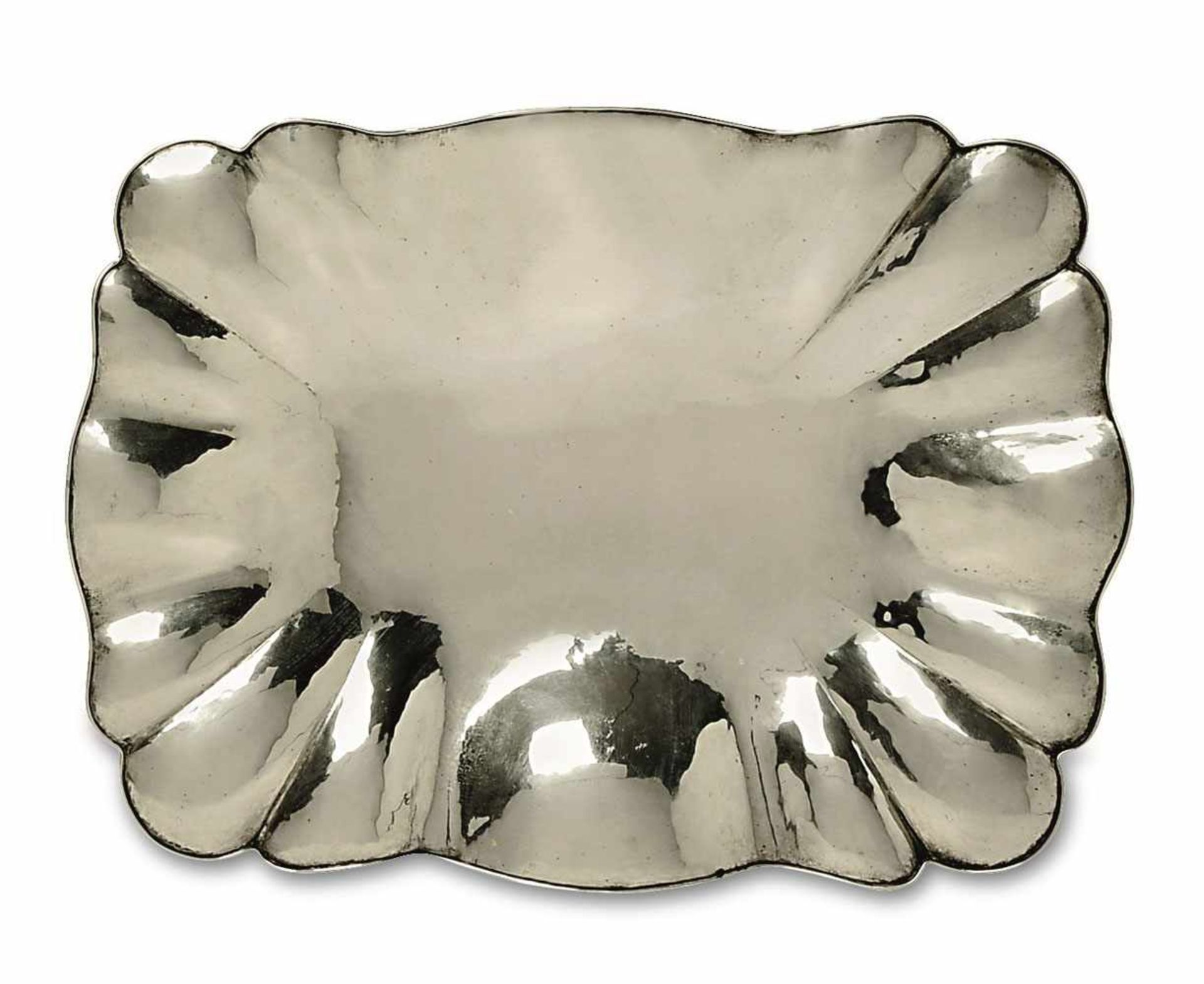 Schale 1. Hälfte 20. Jh. Silber. Gebuckelt, auf vier Füßen. Marke (800). 6,5 x 37,5 x 28,5 cm. 750