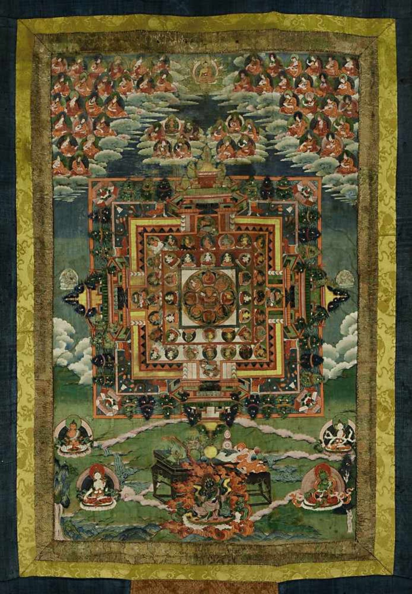 Thangka Tibet, 19. Jh. (?) Gouache auf Stoff. Darstellung zahlreicher Bodhisattvas, Götter und