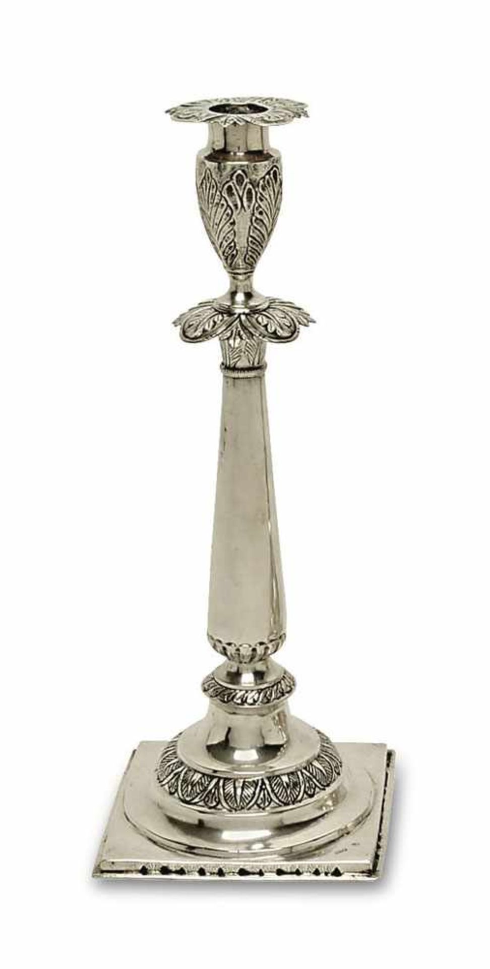 Kerzenleuchter Um 1846 Silber. Vasentülle auf reliefierter Blattrosette. Glatter konischer Schaft