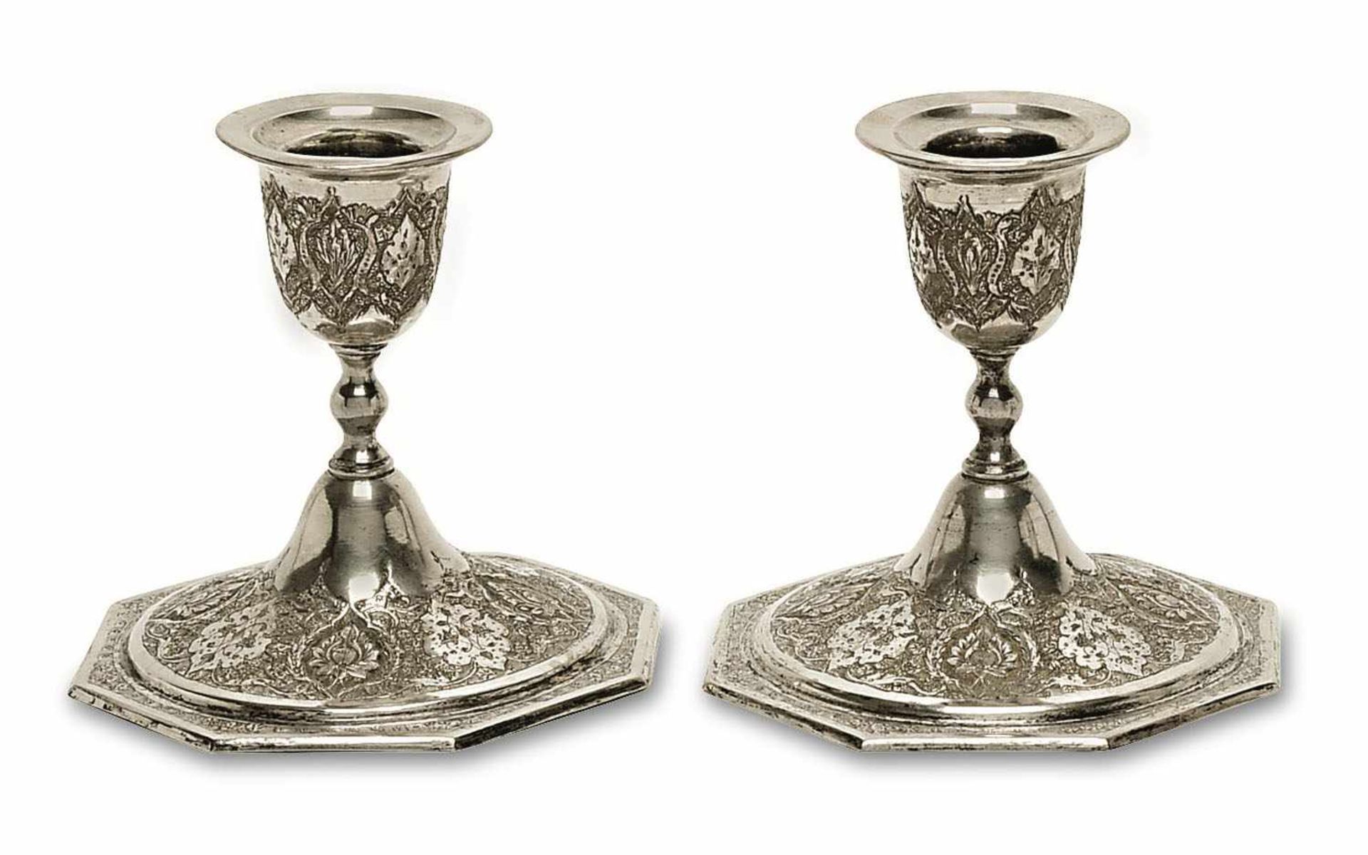 Ein Paar Kerzenleuchter Vorderer Orient Silber. Vasentüllen auf gewölbtem Rundfuß mit achteckigem
