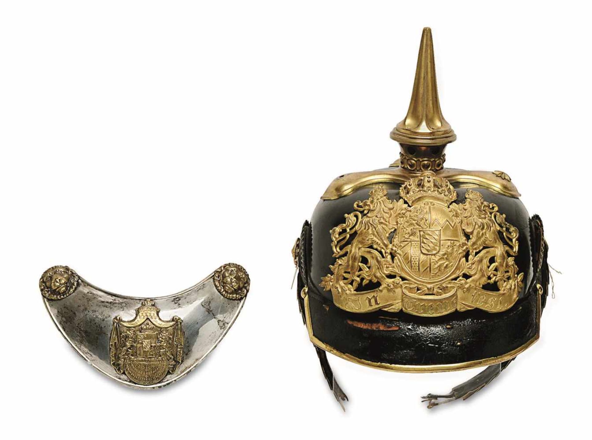 Pickelhaube Bayern, 19./20. Jh. Geschwärztes Leder mit rot und braun hinterlegtem Augen- und