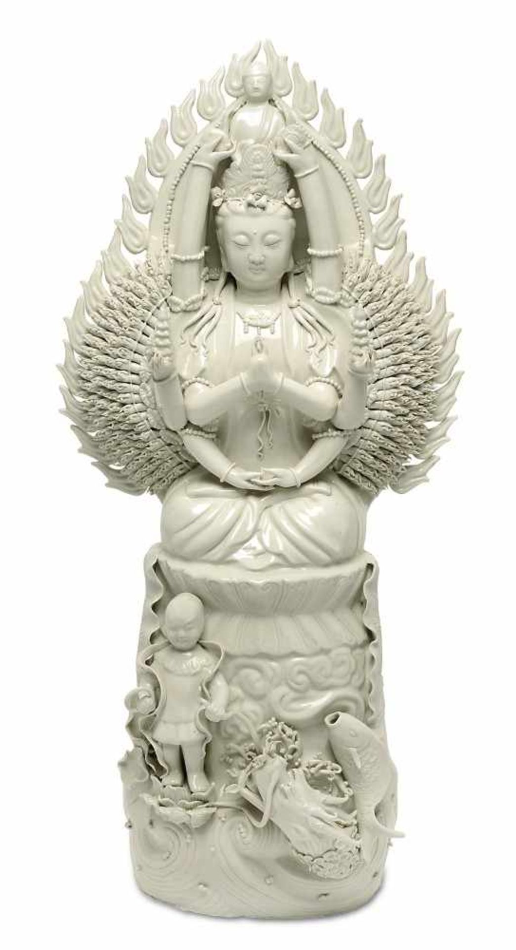 Tausendarmige Guanyin China Blanc de Chine-Porzellan. Von einem Flammenkranz umgebene Guanyin mit