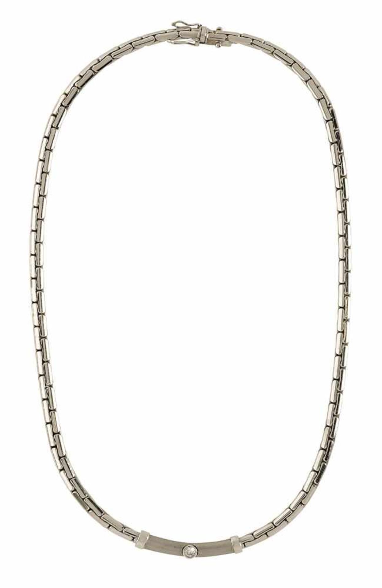 Collier 18 K WG, Marke (750). Massive flache Ankerkette, mittig satiniertes Zierteil, besetzt mit