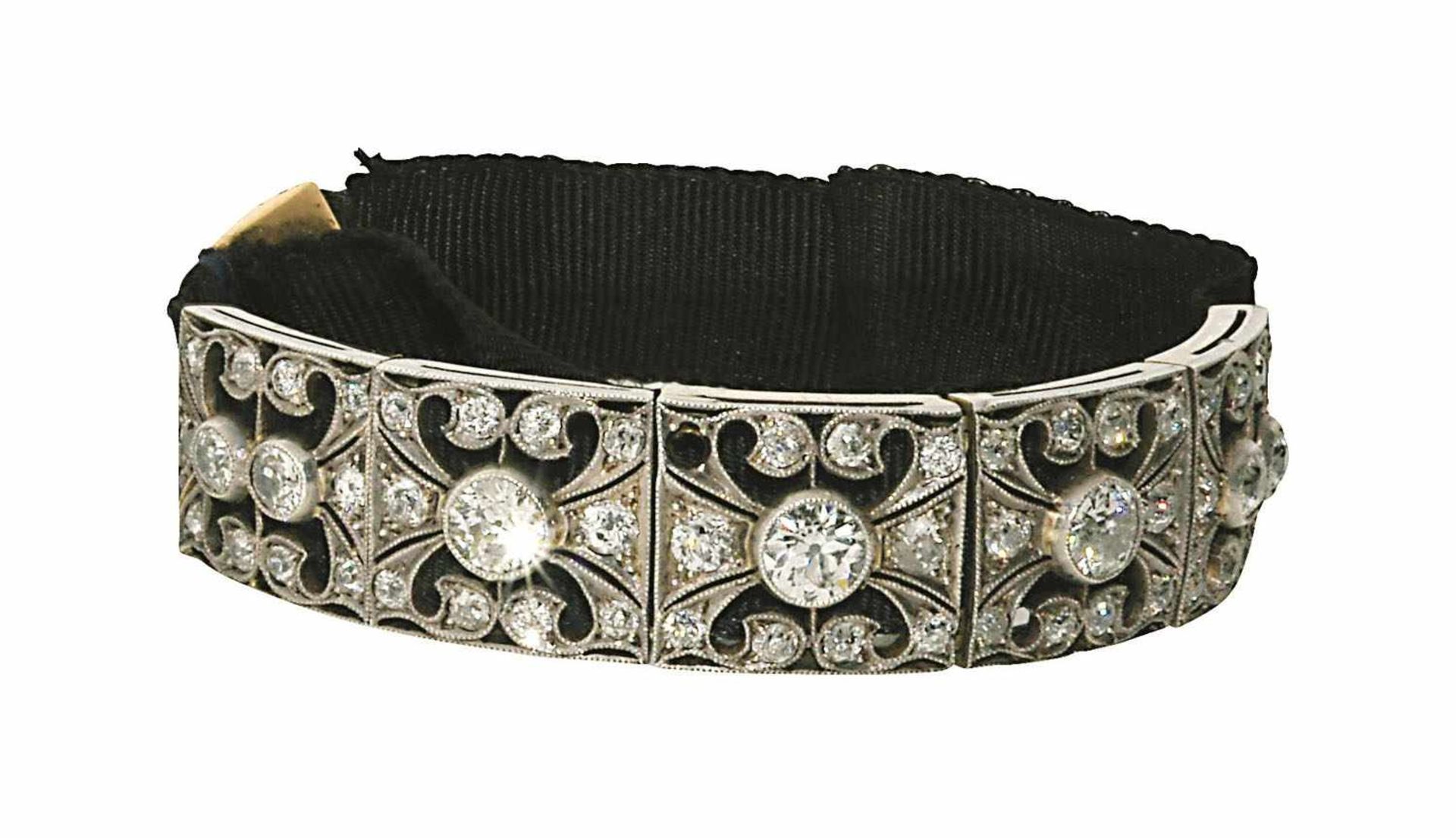 Armband Um 1900 14 K WG. Schwarzes Ripsband, mittig aufgezogenes Schmuckelement, besetzt mit 45