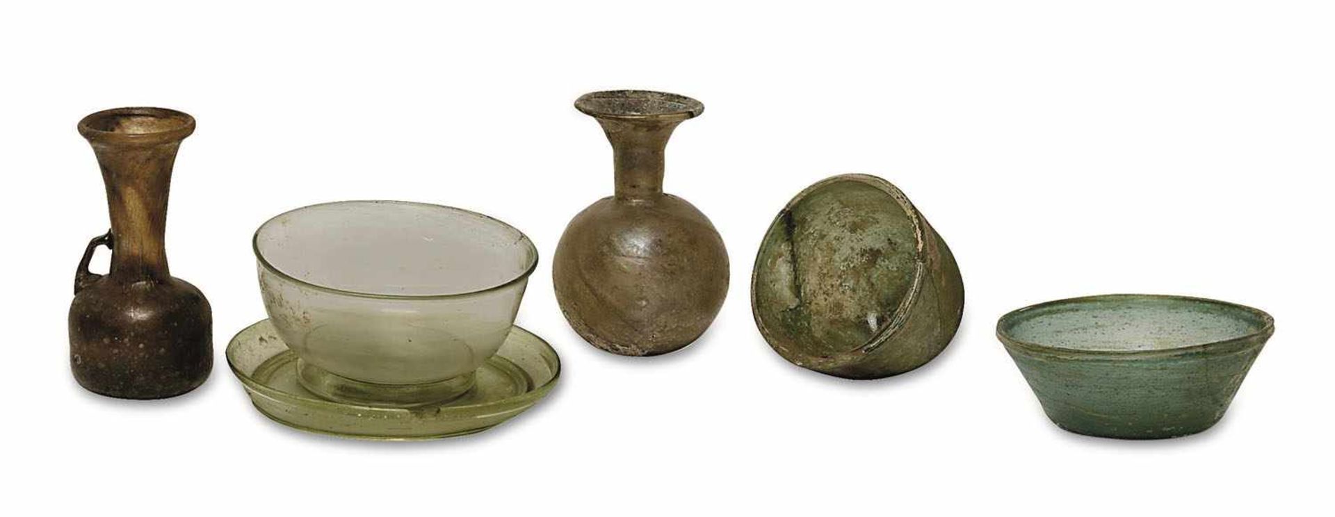 Zwei Salbfläschchen, ein Becher, eine Schale Wohl römische Kaiserzeit Bräunliches, grünes bzw.
