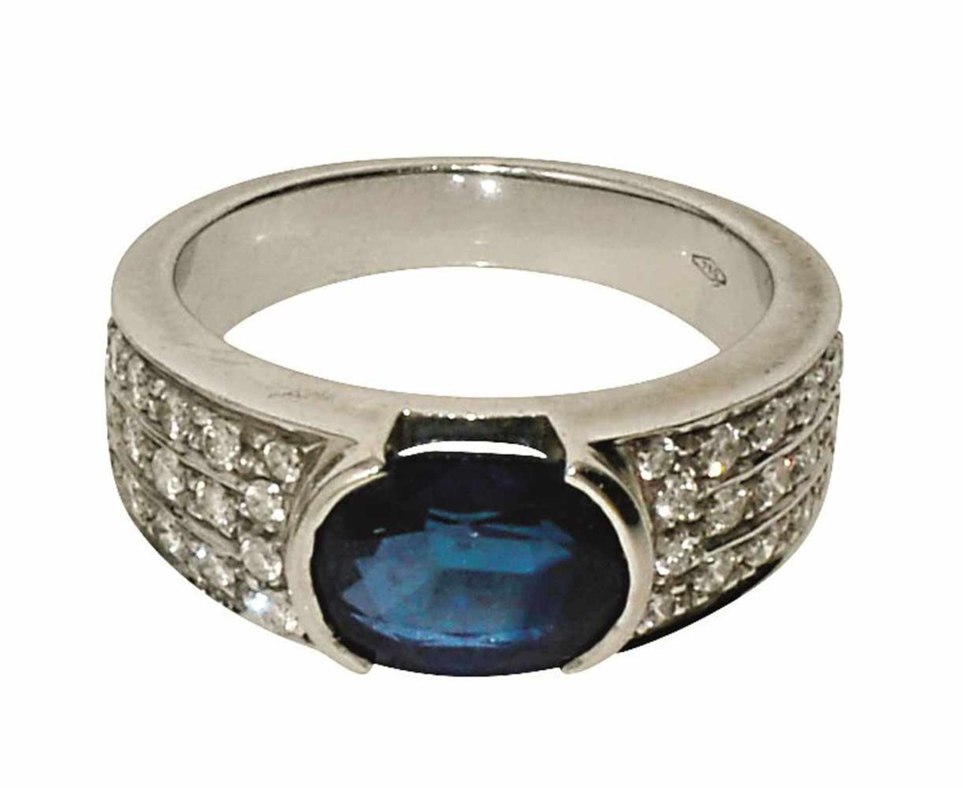 Ring 18 K WG, Marke (750). Besetzt mit einem Saphir in Ovalschliff, ca. 1,5 ct., flankiert von 38