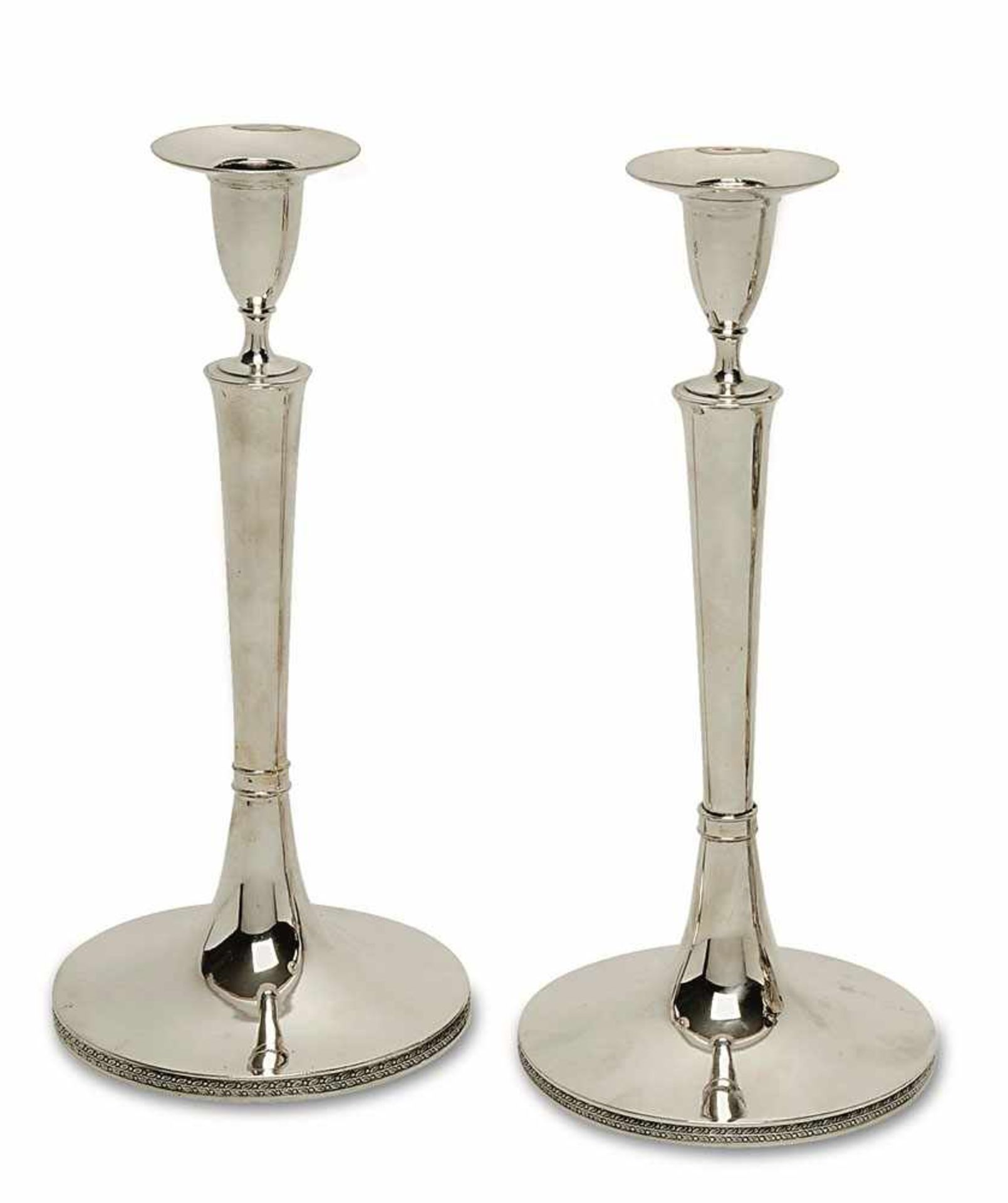 Ein Paar Kerzenleuchter Pressburg, um 1823 Silber. Glatte Vasentüllen auf leicht konischem Schaft.