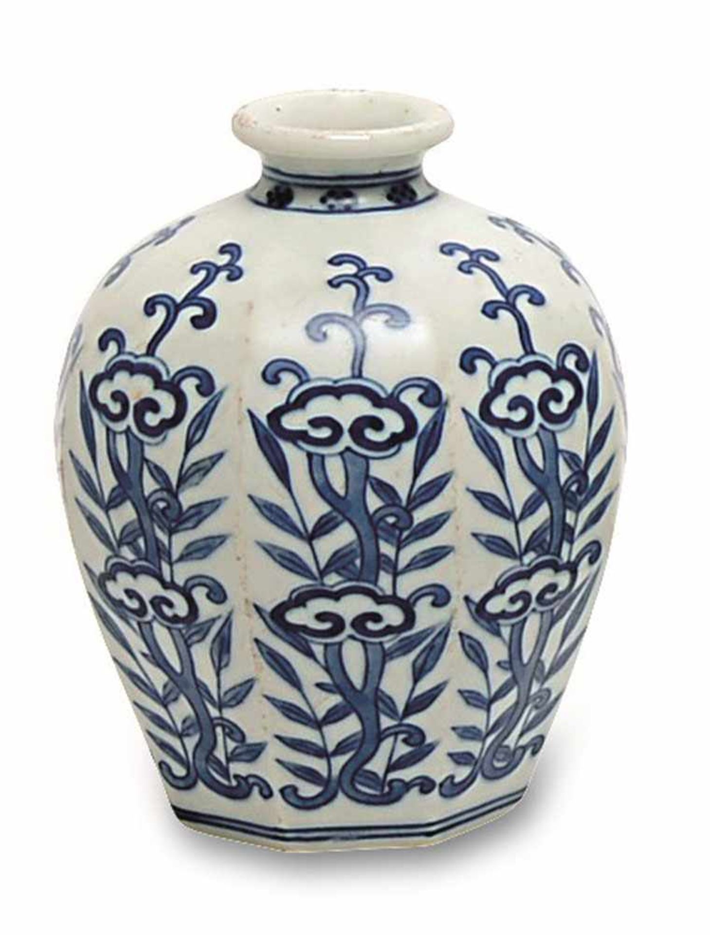 Kleine Vase China, wohl Qing Porzellan. Bauchige, facettierte Form mit floralem Blaudekor.