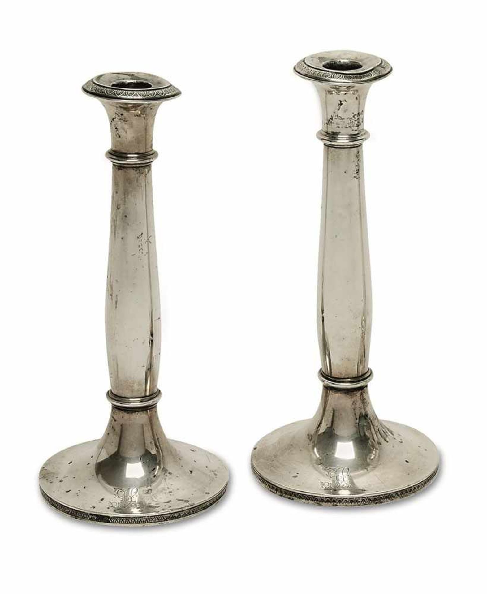 Ein Paar Kerzenleuchter Wien, um 1833 Silber. Leicht gebauchter Schaft. Tüllen- und Fußrand mit